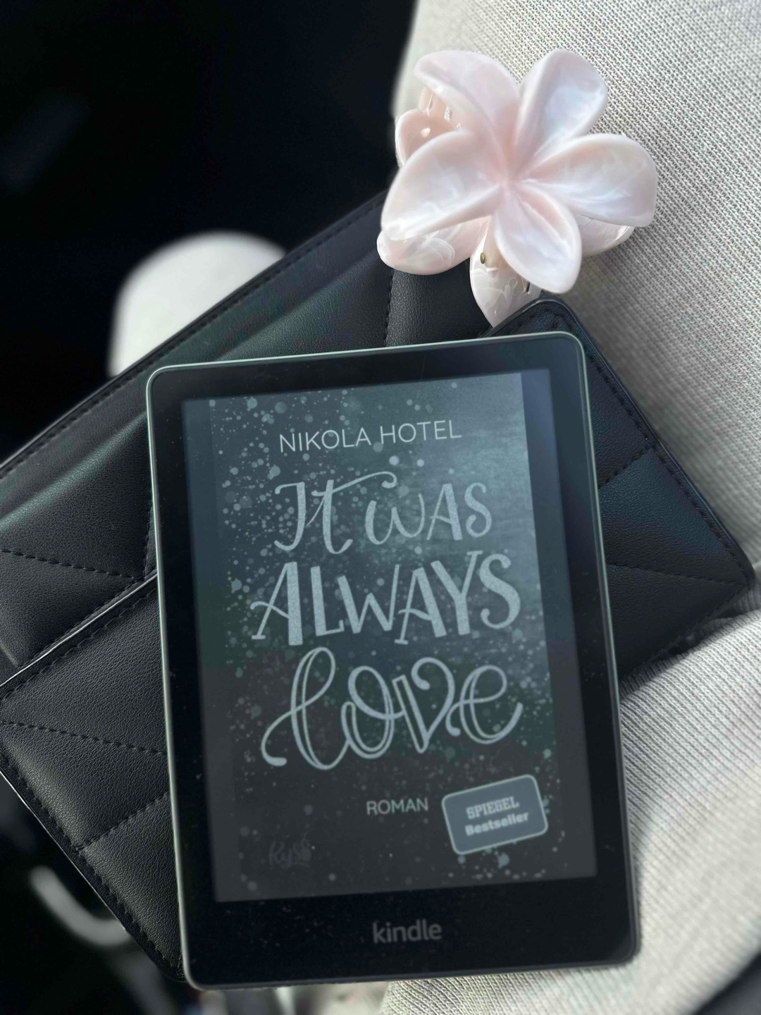 Wow was für ein emotionales Buch.
Ich bin ehrlich, als ich Noah im Band 1 kennengelernt habe, habe ich mir ein bisschen was anderes unter dieses Buch vorgestellt.
Aber dennoch war es total toll, beide Protagonisten mochte ich echt gerne. Auch Aubree ist so eine tolle Protagonistin, wie gerne wäre ich mit Ivy und ihr befreundet 😇 .
Bei manchen Stellen war die Story ein bisschen langatmig. Ich gebe dem Buch gute 4 von 5 Sternen. Ich empfehle es jeden weiter. Noah und Aubree waren einfach Zucker zusammen und man merkt einfach das das Leben nicht immer einfach ist aber man zusammen stark ist. 🌸🥹

In dem Buch geht es um ernste Thematiken!