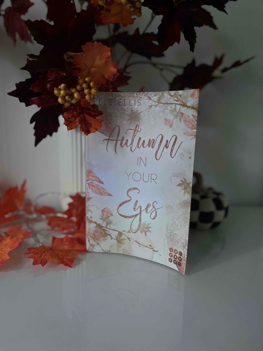 Eine cozy Herbst Story, welche auf einer Insel spielt. Die Protagonistin ist ein super liebes Mädchen, was endlich ein Zuhause findet und natürlich bleibt es nicht aus, dass sie auch jemanden kennen lernt . Einfach eine echt schöne, gemütliche Geschichte - perfekt für einen verregneten Herbst Abend 🥰🤎