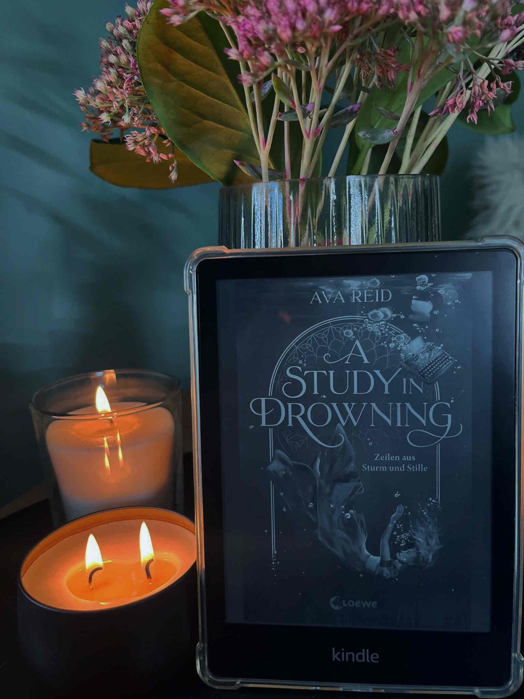 Perfekt für den Herbst 🍂
Die Stimmung im Buch war sehr düster und mysteriös, was mir sehr gut gefallen hat.
Die Geschichte kommt ohne viel Spannung aus und trotzdem wollte ich immer weiterlesen, weil Effy mir einfach sehr sympathisch ist.
Der Fantasy Anteil ist anfangs fast garnicht da und nimmt dann immer mehr zu.
Ich empfehle das Buch allen, die ruhigere Bücher mit einer düsteren Atmosphäre mögen 😊
