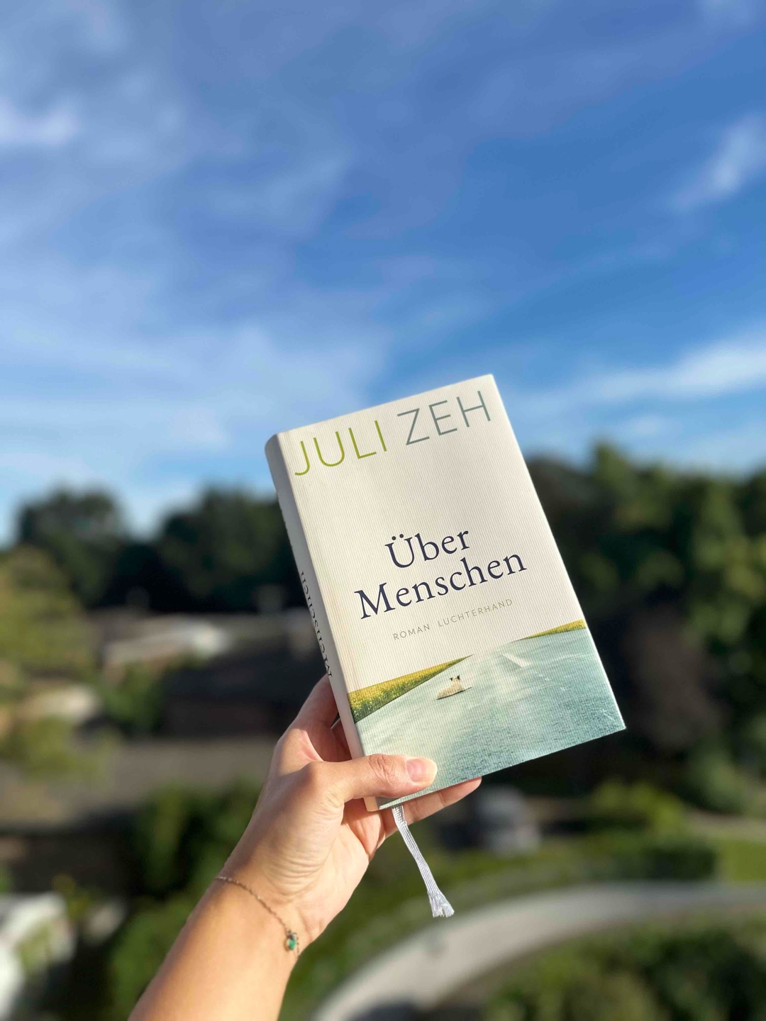 Bewegend, still schweigend, hinterlässt Fragen & ein komisches Gefühl, dennoch Leseempfehlung!