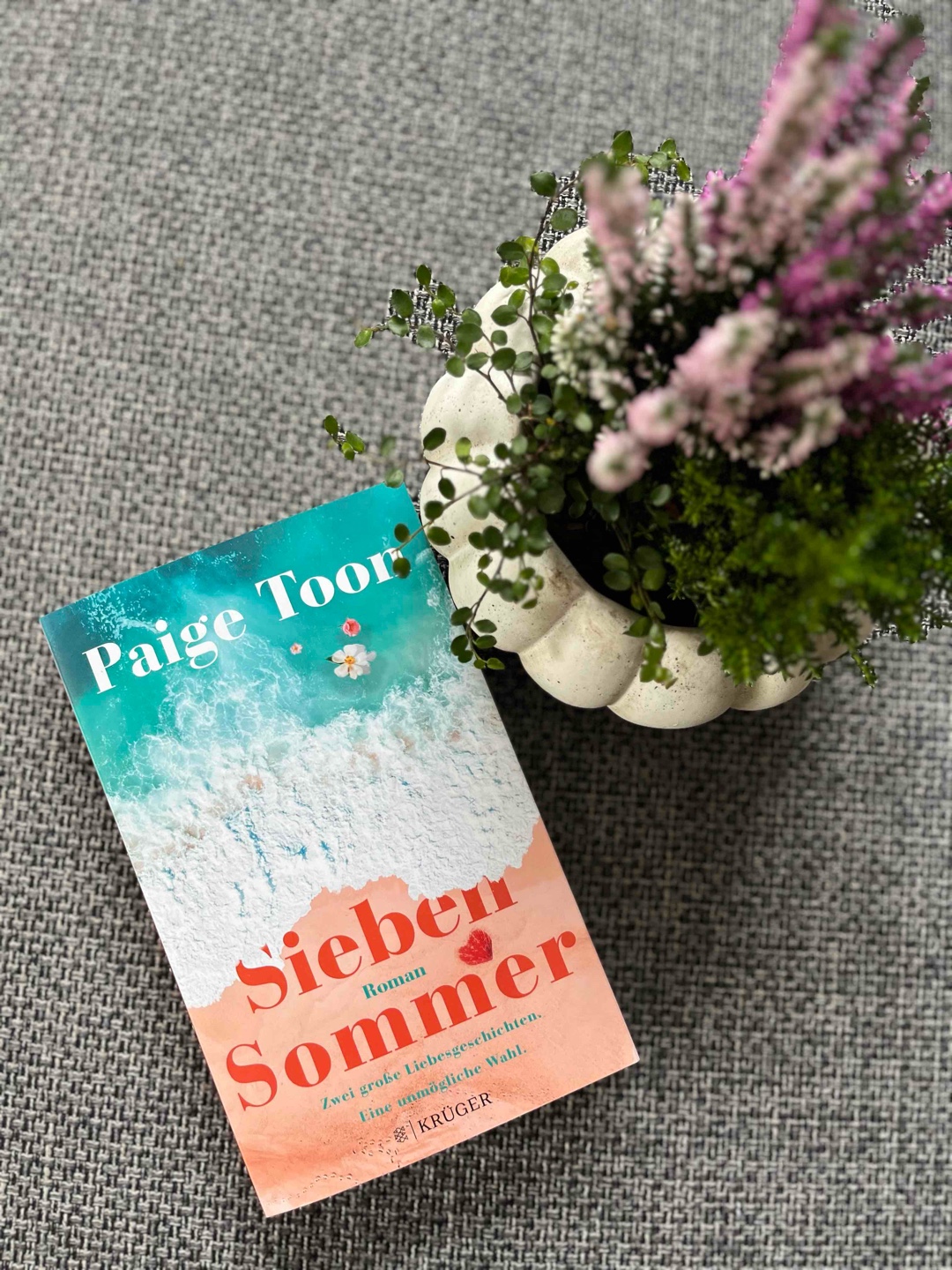 So ein wunderschöner Roman der mir so oft die Tränen in die Augen getrieben hat. Das Ende hat mich zum Weinen gebracht. Hier trifft harte Realität auf unendlich zerrissene Liebe. Liv steht zwischen zwei Männern und hat gleichzeitig so viel Trauer zu verarbeiten, mich hat ihre Geschichte sehr gecatcht.