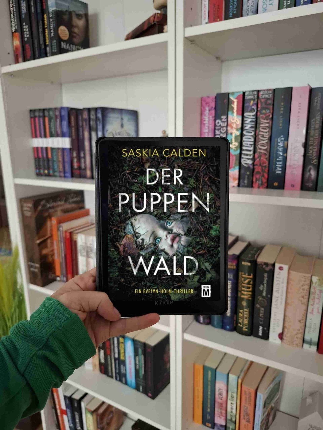 🌟Rezension🌟
Ich habe das Buch "Der Puppenwald" von Saskia Calden beendet 🥰
•
Das Buch war wirklich lange auf Bookstagram zu sehen. Allerdings hat es mich vorher einfach nicht so richtig angesprochen. Dann habe ich im Sommer das Buch "Die falsche Patienten" von Saskia Calden gelesen 😊 ziemlich schnell hat sich rausgestellt dass es sich um Band 2 handelt. Es sind zwar abgeschlossene Geschichten und dennoch gehören zu in die Reihenfolge. Ich möchte niemanden spoilern darum verrate ich nichts aber es knüpft eigentlich so ziemlich nach "Der Puppenwald" an. Wie dem auch sei, ich hab Band 2 gelesen und war so geflasht davon. Also musste ich nun doch Band 1 lesen 😅 Was soll ich sagen, der Puppenwald ist genauso spannend und voller Plottwist wie der andere Teil 😍