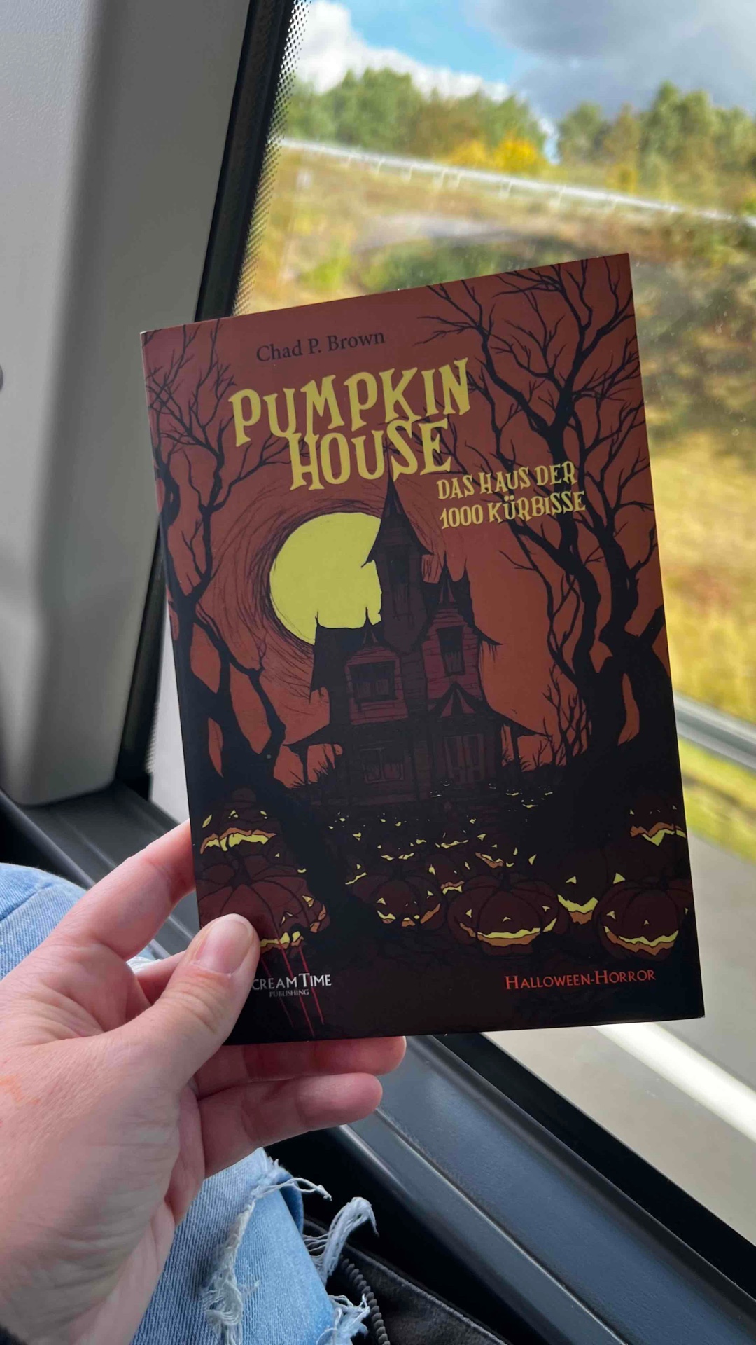 Eine gute, leicht gruselige Kurzgeschichte, die genau jetzt in die Herbst-/Halloweenzeit passt. Ich mag es nicht zu gruselig und blutrünstig. Für mich hat sie genau gepasst. 