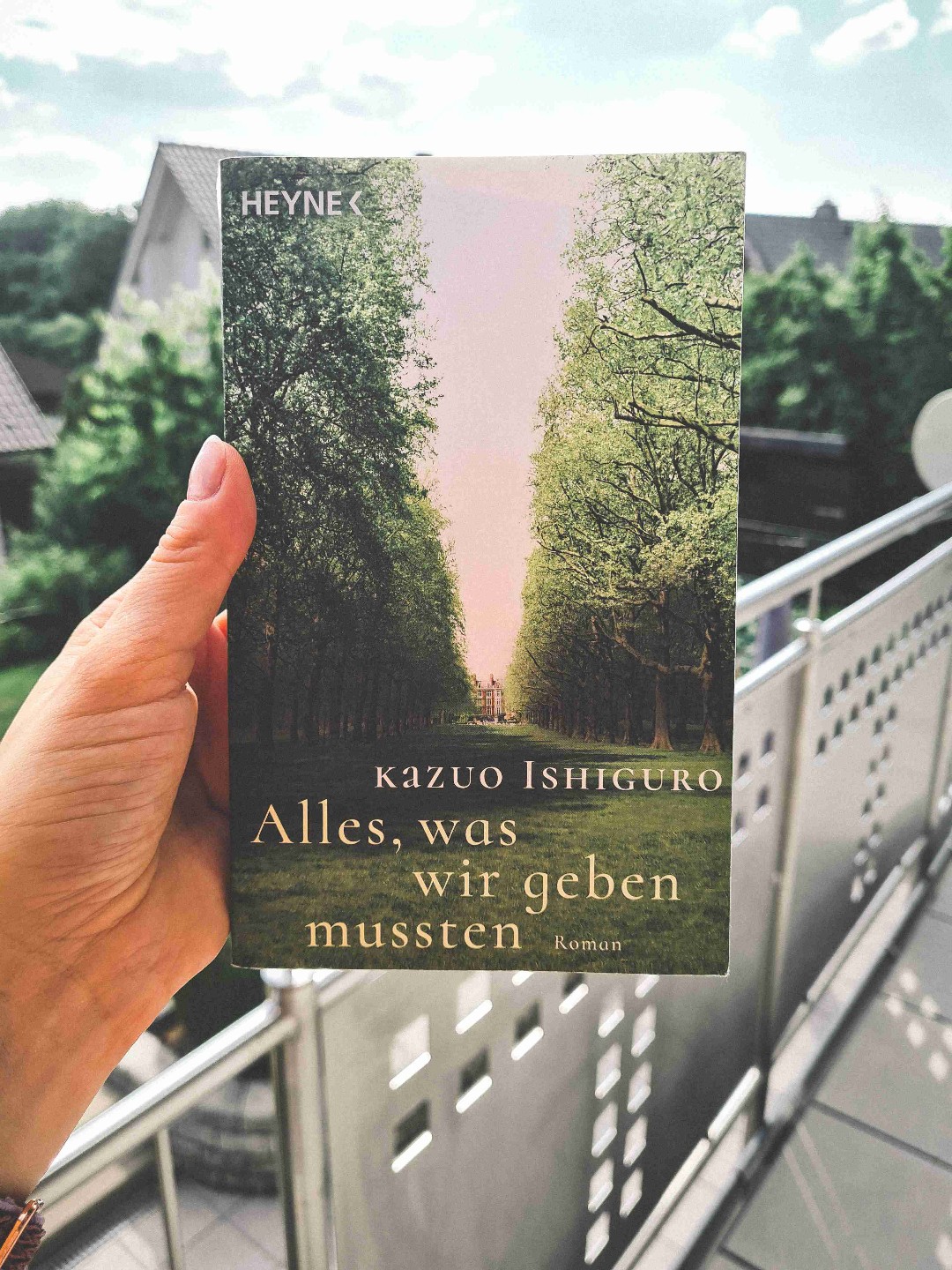 unterschwellig brodelt das Grauen...