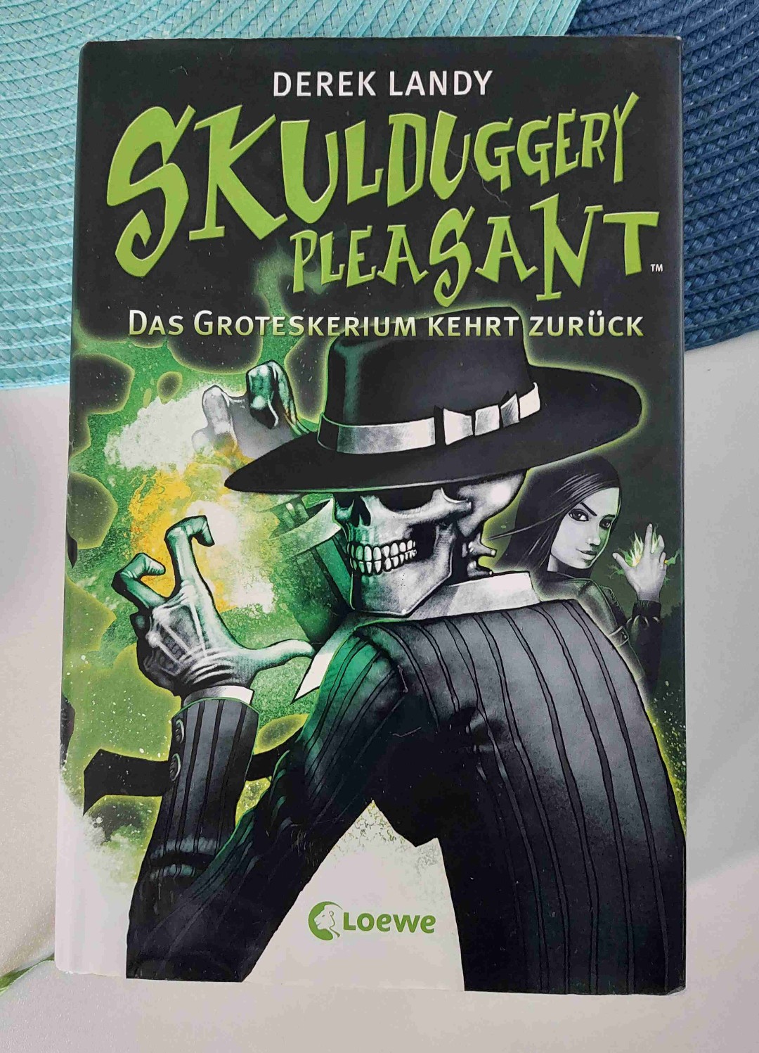 Auch Teil 2 konnte mich überzeugen. Wirklich eine tolle Jugendbuch Reihe.
Zum Teil recht gruselig und brutal aber auch mit Humor und ein gewisses Maß an Skurrilität.