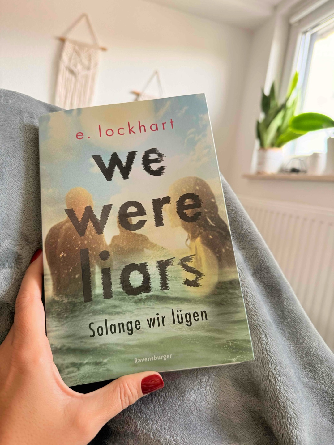 „We Were Liars“ ist ein spannendes Jugendbuch voller Geheimnisse, Lügen und Überraschungen. Im Mittelpunkt steht Cadence, die mit drei anderen Jugendlichen ihre Sommer auf einer Privatinsel verbringt. Zwei Jahre nach einem schockierenden Vorfall versucht sie, herauszufinden, was damals wirklich passiert ist. Der Schreibstil in „We Were Liars“ ist etwas anders und vielleicht nicht sofort leicht zu lesen. Die kurzen Sätze und die besondere Art, wie die Geschichte erzählt wird, haben mich am Anfang etwas verwirrt. Aber es lohnt sich, dran zu bleiben! Das Ende ist überraschend und erklärt vieles, was vorher unklar war. Also: Lest bis zum Schluss – es wird sich lohnen! Ein spannendes Buch voller Geheimnisse und unerwarteter Wendungen.