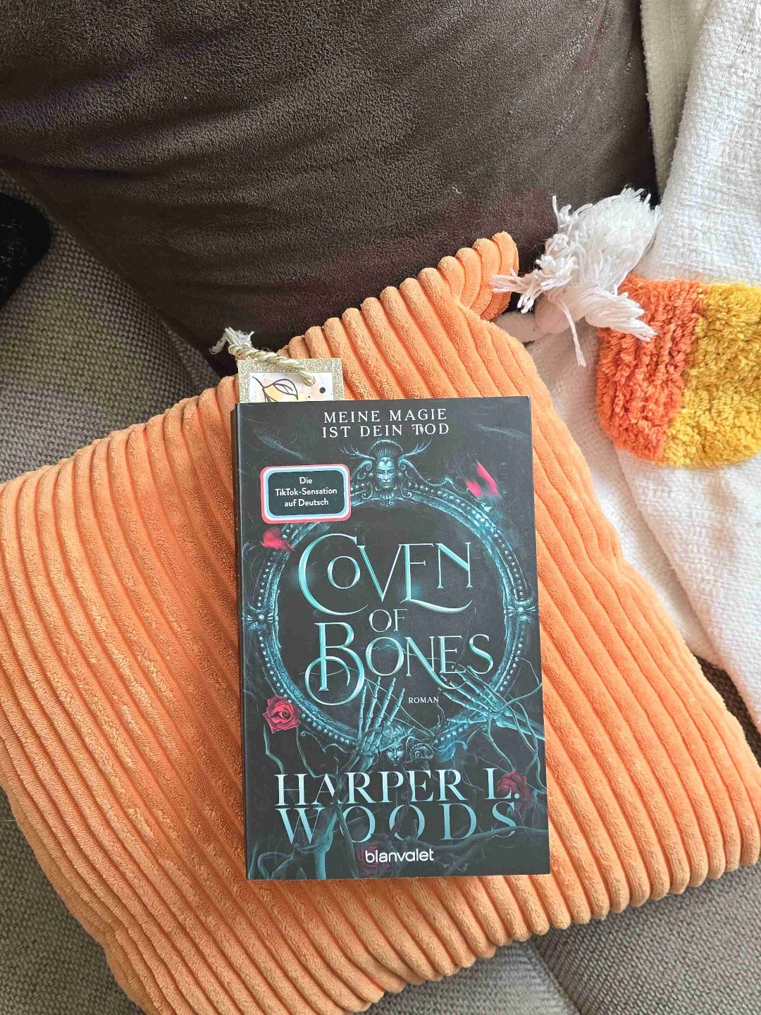Dieses Buch hat alles was ich mir erwartet habe und noch mehr... ein wunderbar detaillierter Erzählstil, viel Spannung, kein unnötiges Bla Blah und überhaupt nicht zu viel Spice. Ganz im Gegenteil, das Knistern zwischen Willow und Gray ist genial und alles erinnert mich ein bisschen an die guten alten Vampir-Filme und geliebte Hexenbücher... viel Magie, ein bisschen Supernatural und ganz viel Vorfreude auf dem zweiten Teil 😍🫶🏻✨️