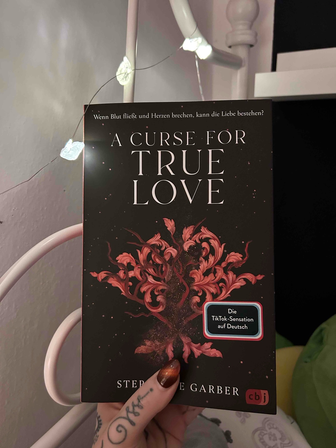 Ich bin sehr traurig darüber, dass die Reihe nun zu Ende ist. 💔 Ich liebe die Story und alles darum sehr, trotzdem hat mich dieses Buch im Gegensatz zu den beiden Vorgängern nicht so aus den Socken gehauen. Ich hätte mir gewünscht, dass noch mehr auf Evangeline & Jacks eingegangen wäre, ok vielleicht auch weil ich Apollo schon im 2. Teil scheiße fand und dieser Teil war echt SEHR viel Apollo Story, aaaaber es kam mir gegen Ende etwas abgehakt vor, was ich sehr schade fand, weil Jacks & Evangeline „mehr“ verdient hätten an Storytime.