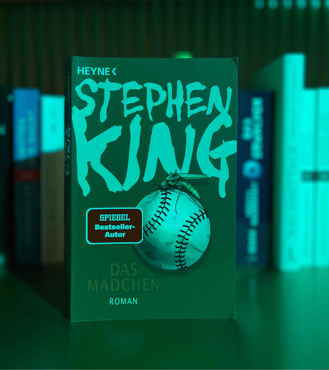 Stephen Kings Roman erzählt von der neunjährigen Trish, die sich bei einer Wanderung im Wald verirrt. Mit jedem Schritt dringt sie tiefer in die Wildnis vor. Besonders faszinierend ist ihre Entwicklung, die in einer schonungslosen, packenden Erzählweise geschildert wird. Zwar liest sich der Text stellenweise etwas holprig, was auf die Übersetzung zurückzuführen sein könnte, doch das Buch lässt einen bis zum Ende mitfiebern und mitfühlen. 🦟🪵👣