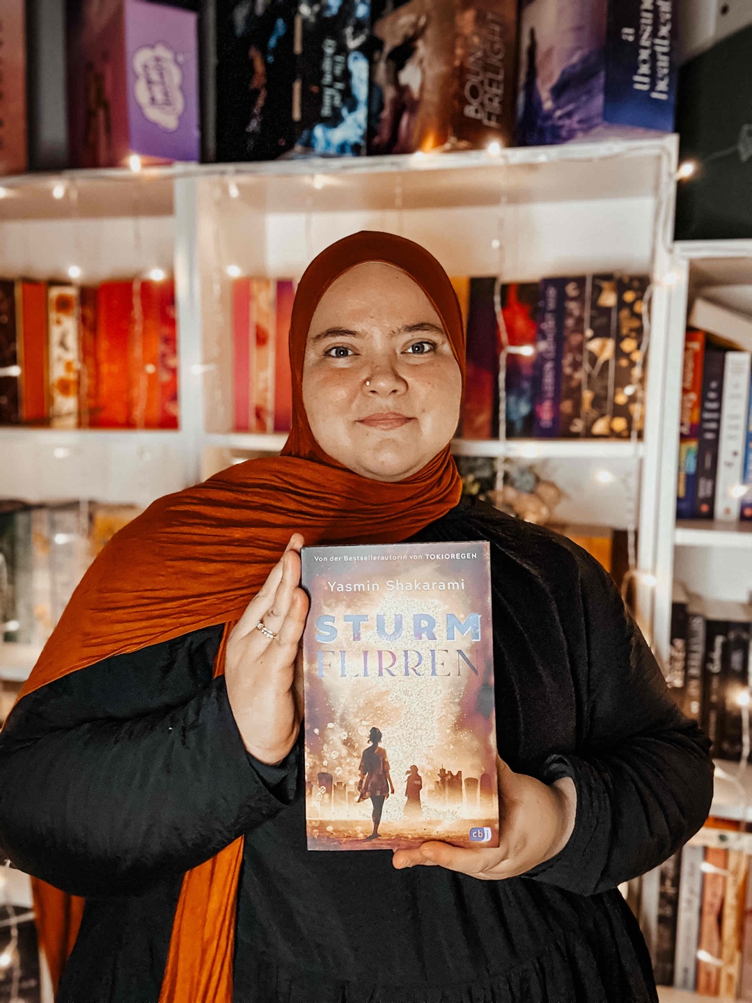 „Du hast die Chance, die Dinge selbst in die Hand zu nehmen und zu lenken. So vielen Menschen auf dieser Welt ist dieses Privileg verwehrt. Baue dir nicht deinen eigenen Käfig, Diplomatentochter. Verrate nicht die eine Sache, um die Frauen wie ich so erbittert kämpfen müssen.“
„Sei mutig! Lebe und liebe wie ein Sturm!“