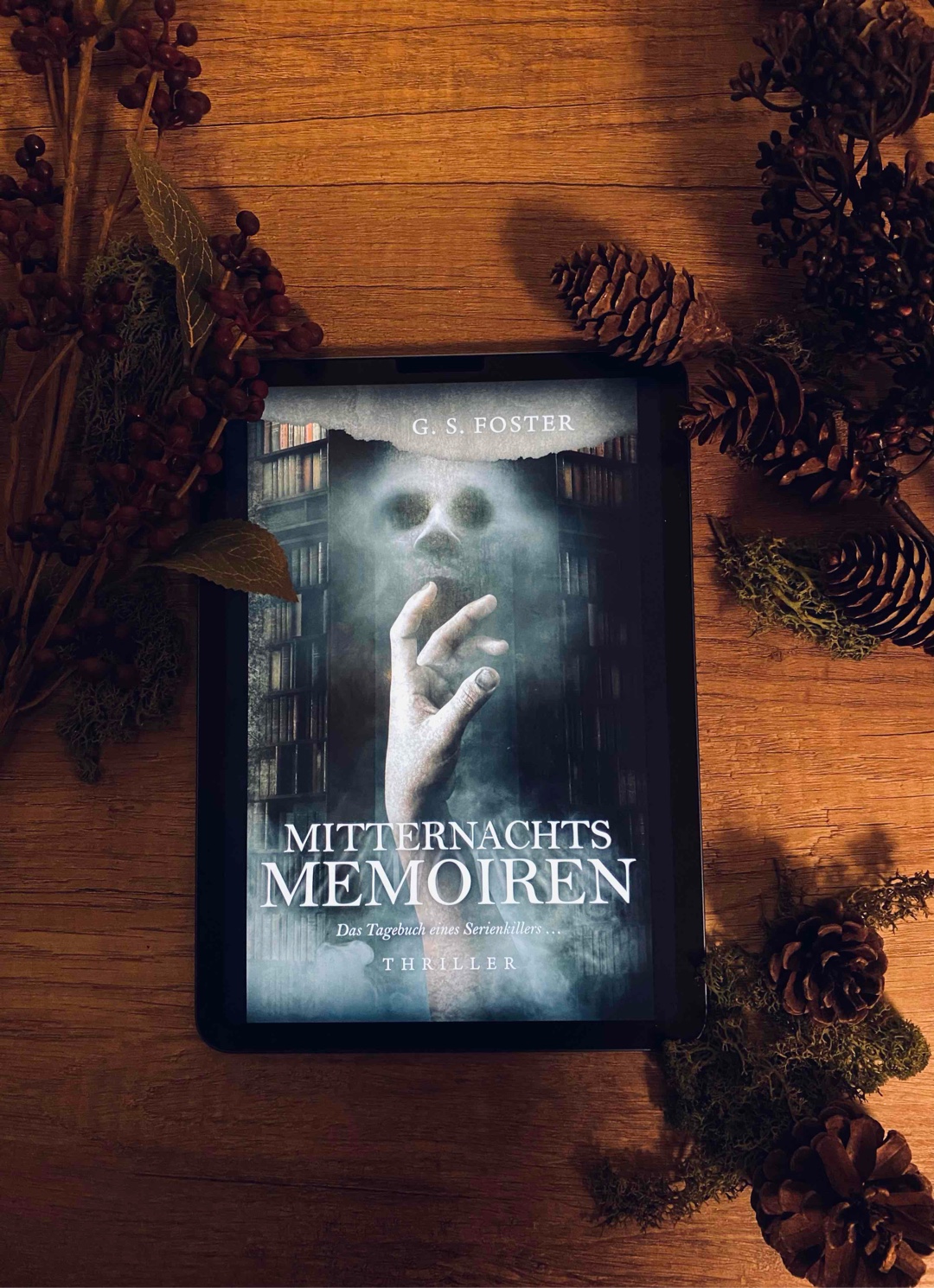 Eine Stadt die sich von einer schrecklichen Mordserie erholt hat und nun versucht die letzten Spuren, in Form einer verlassenen Bibliothek, endgültig zu beseitigen.
Ein Mann der einen Neustart für sein Leben sucht.
Und eine schreckliche Wahrheit die erst noch ans Licht kommen muss.
———————————
Ich habe zwischen 3,5 und 4 Sternen geschwankt. Das Buch lässt sich schnell und flüssig lesen. Trotzdem gibt es genug Details die nicht übersehen werden wollen.
Ich wurde gut unterhalten und werde vor allem über das Ende noch das ein oder andere Mal nachdenken.