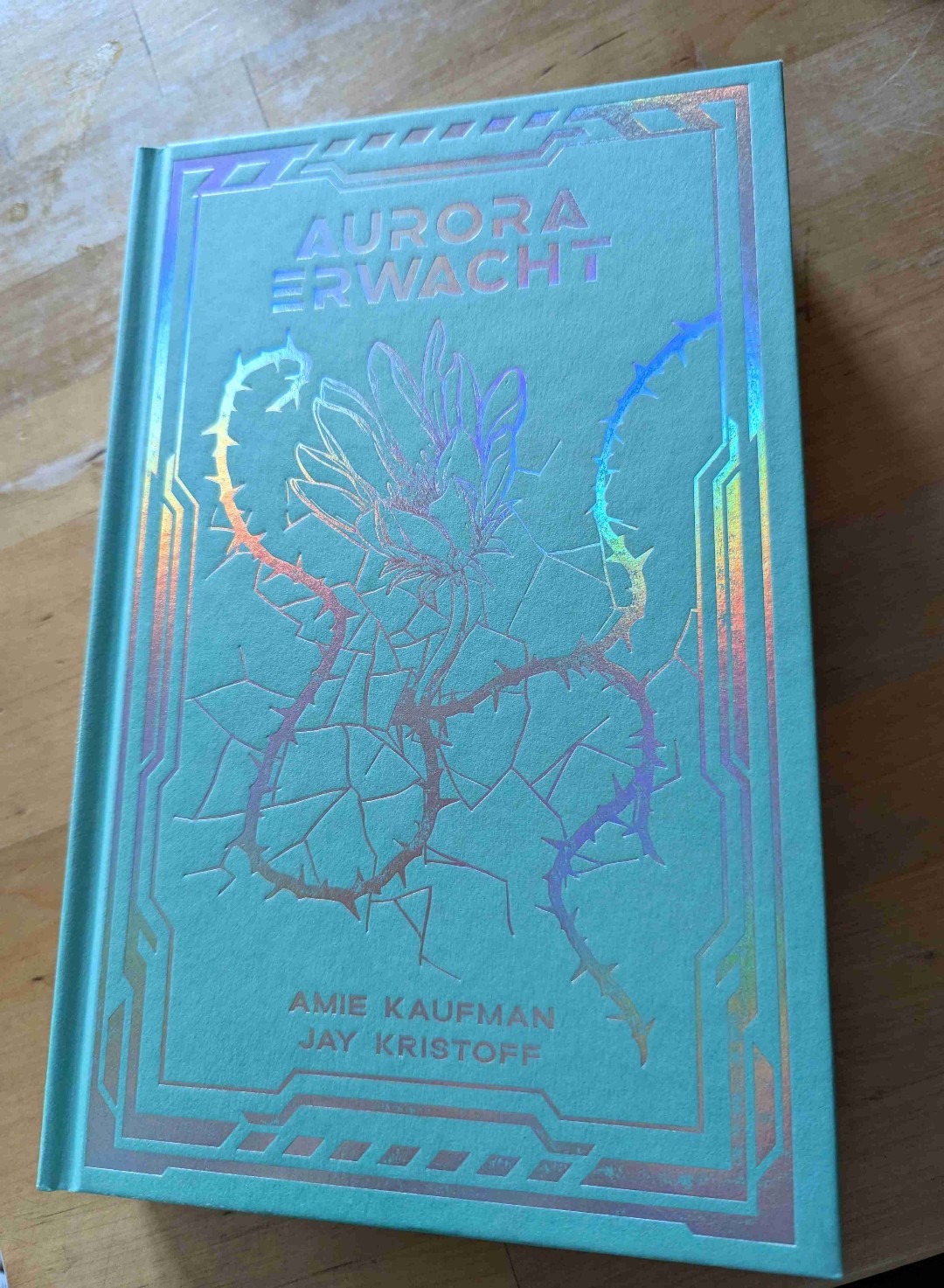 Das Buch hat Humor, geniale Charaktere die sich alle entwickeln und wachsen, es gibt Aktion und Plot Twists, Liebesdinge nebenbei und ganz ehrlich..ich hatte die Reihe erst gar nicht auf dem Schirm. Lese eigentlich kein Sci Fi. Aber ich hab es sooo so sehr genossen und jetzt bin ich echt gespannt was noch passierte. Es war mir echt ein Vergnügen das ganze zu lesen und dabei sind die Seiten nur so geflogen. ✨😍 Eine ganz große Empfehlung eigentlich für jeden.  ✨🚀✨
Und noch dazu in der echt schönen Bücherbüchse Edition. 