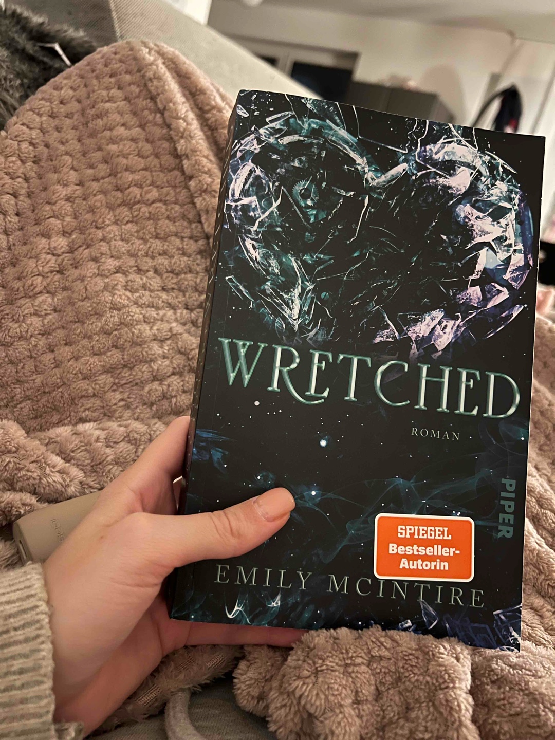 Wretched - ein düsterer Liebesroman.
Band 1 & 2 haben mich mehr überzeugt 🥹
Trotzdem ein schönes Buch 📚