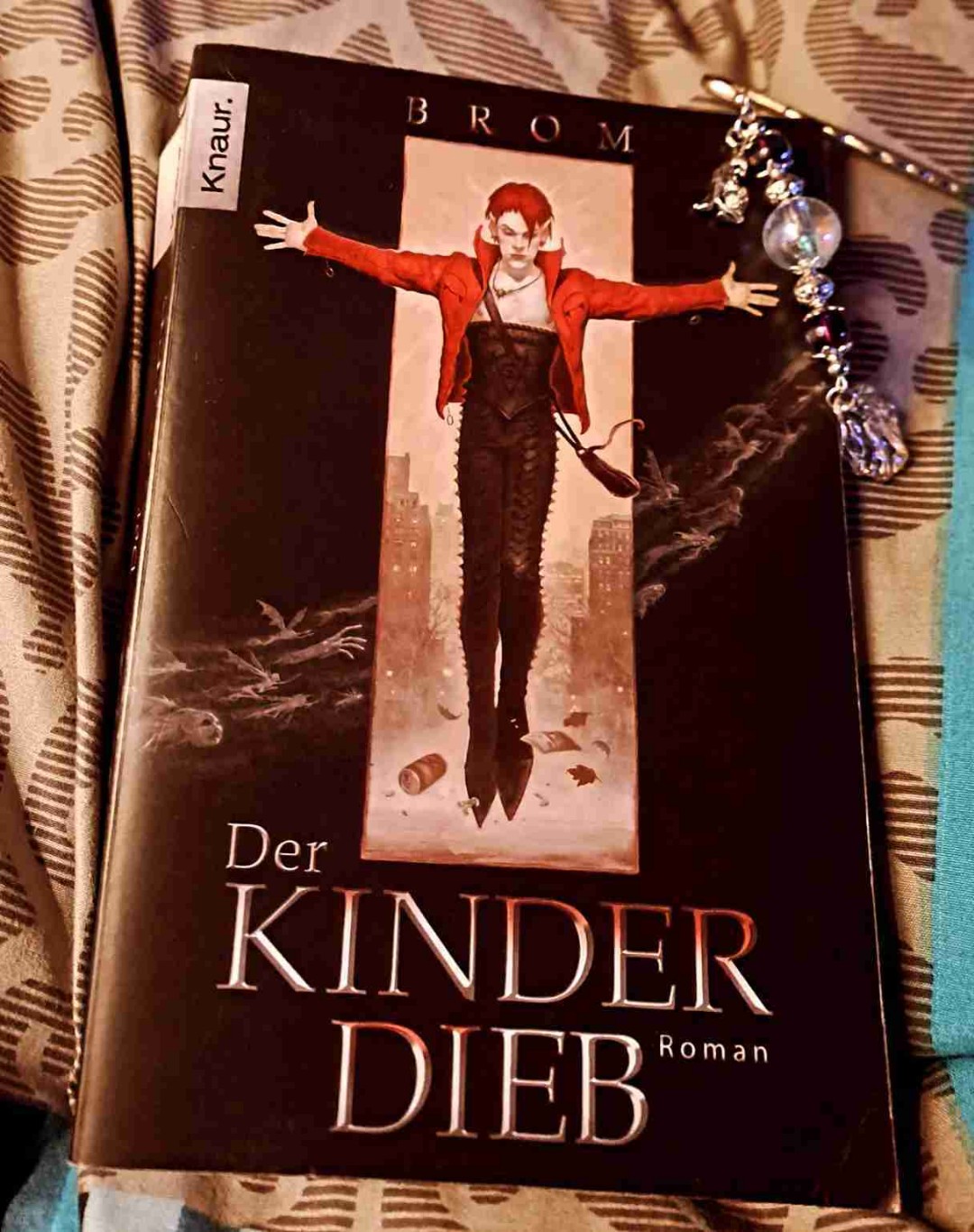 Vor Jshren das erste Mal gelesen und einfach nur begeistert.
Heute das gleiche in Grün. Das Buch, die Geschichte, mit den Illustrationen hat rein gar nichts an seiner Kraft verloren.
Natürlich nichts seichtes, schon manchmal recht brutal, aber eben supergut geschrieben. Eine echt interessante Variante, eine alte Story neu zu interpretieren!
