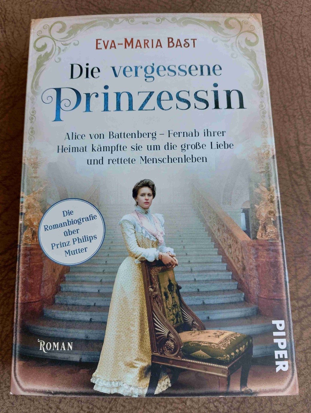 Eine tolle Romanbiographie über Prinz Philips Mutter - Alice von Battenberg......
