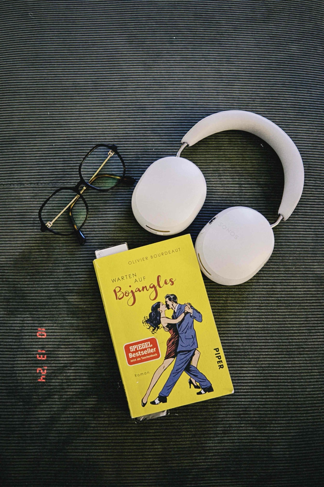 Lachen und weinen zugleich 🥺😝 – ja, so war es während ich „Warten auf Bojangles“ gelesen habe.
Ein sehr charmant geschriebenes Buch, dessen (teilweiser banaler) Schreibstil die verrückt Geschichte dieser zugleich verstörenden und faszinierenden Familie perfekt untermauert hat. 💃🏻🕺🏻✨
So verrückt diese Story ist, so tragisch ist sie auch und dennoch steckt so viel Liebe und Geborgenheit in ihr. 🥹🤍
Kleiner Tipp: der Funkt springt noch besser über, wenn man beim Lesen das Lied „Mr. Bojangles“ hört. 🎶🎧 Die Welt um mich herum war vergessen und ich war tief versunken in den Tänzen zu Bojagles. 💭