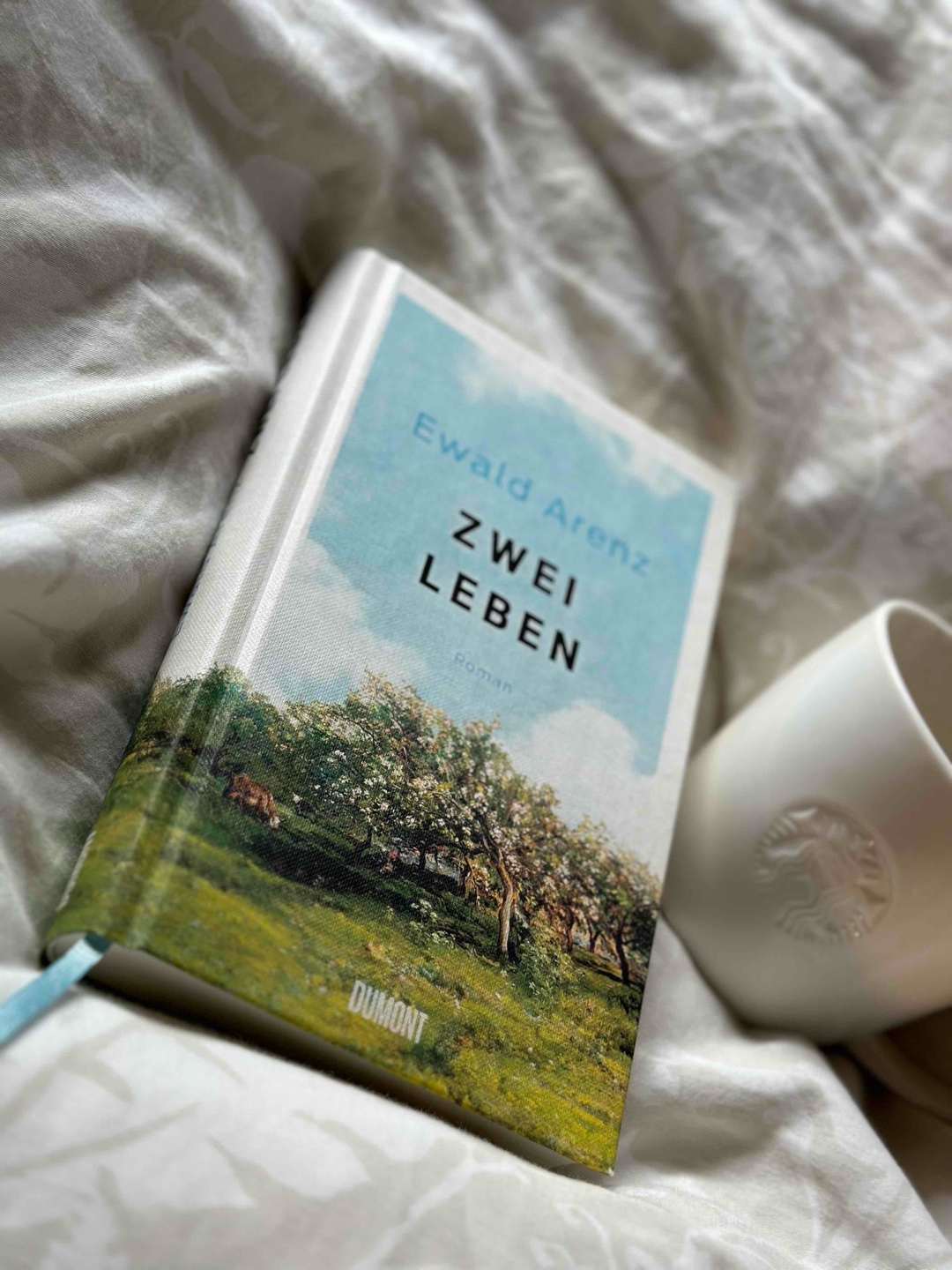 Das Buch habe ich aufgrund der vielen positiven Meinungen zum Autor gekauft. Das schöne Cover hat vermutlich auch zum Kauf beigetragen. Meine Erwartungen waren dementsprechend daher hoch, vermutlich zu hoch. Ich bin leider überhaupt nicht warm geworden mit diesem Schreibstil. Diese Ein-, Zwei-, Dreiwortsötze sowie unvollständigen Sätze und seltsame Kommasetzung haben mich extremst gestresst und ich fand es sehr anstrengend zu lesen. Die Geschichte an sich ist okay und plätschert so dahin, der Schluss war allerdings sehr heftig und ließ mich mit einem Kloß im Hals zurück. Es gibt von mir keine Empfehlung für das Buch ehrlicherweise, denn es ließ mich auch sehr melancholisch nach dem Lesen zurück.