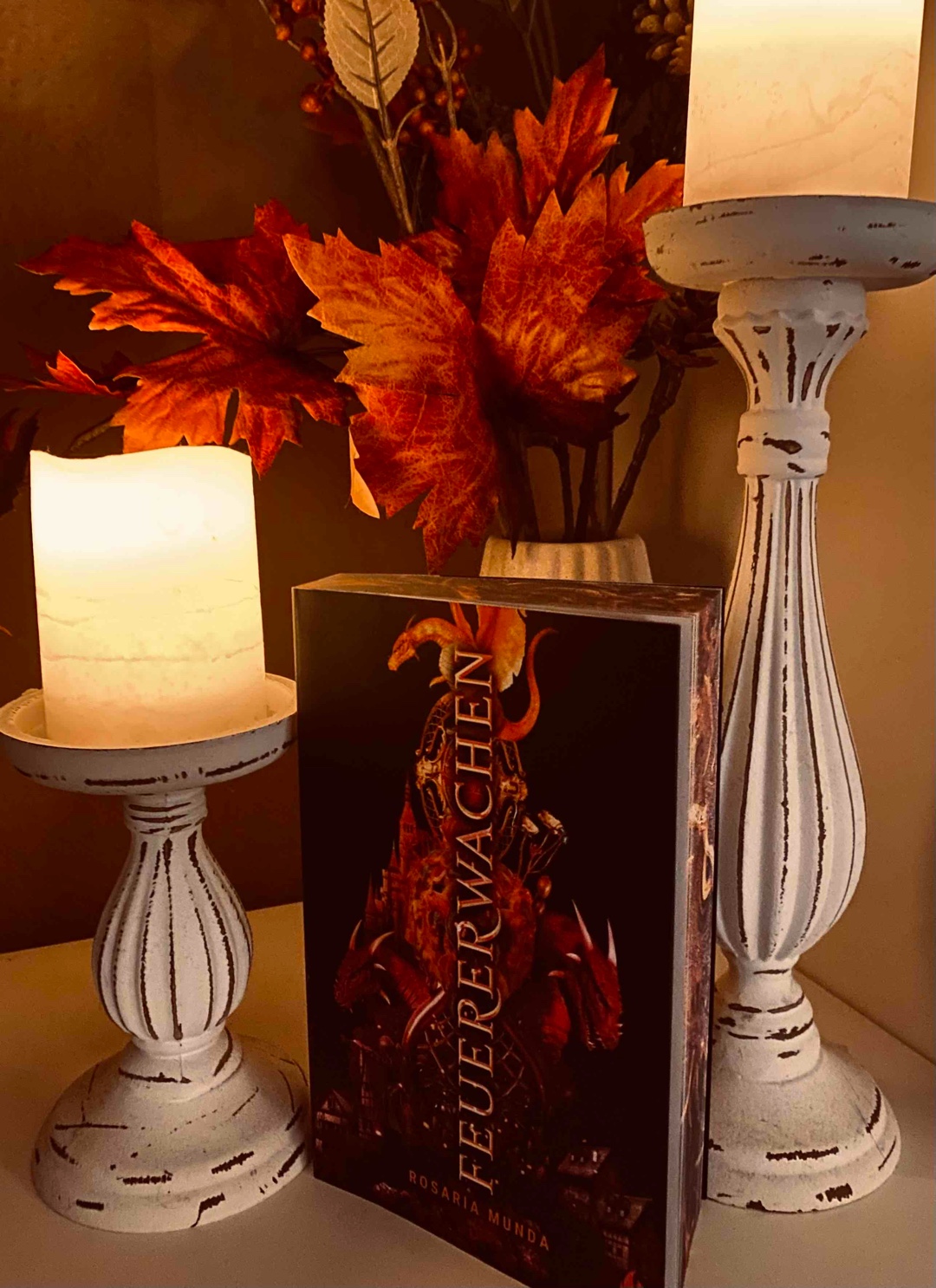 Du hast Fourth Wing gelesen und Lust auf mehr Drachenreitergeschichten?
Für Dich ist es ok, wenn das Buch nicht so viel Spice hat?
Dann ist das Buch genau das Richtige für Dich!
Die Geschichte von zwei jungen Menschen die sich in mitten eines Krieges befinden, der auf verschiedenste Arten seine Opfer fordert.
Die einzelnen Charaktere und deren Beziehungen wurden mit Liebe zum Detail erschaffen. Die Erlebnisse und Entscheidungen sowie die daraus folgenden Narben haben mich an manchen Stellen echt den Tränen nah gebracht.
Ich werde die Reihe auf jeden Fall weiterleisen! 🥹