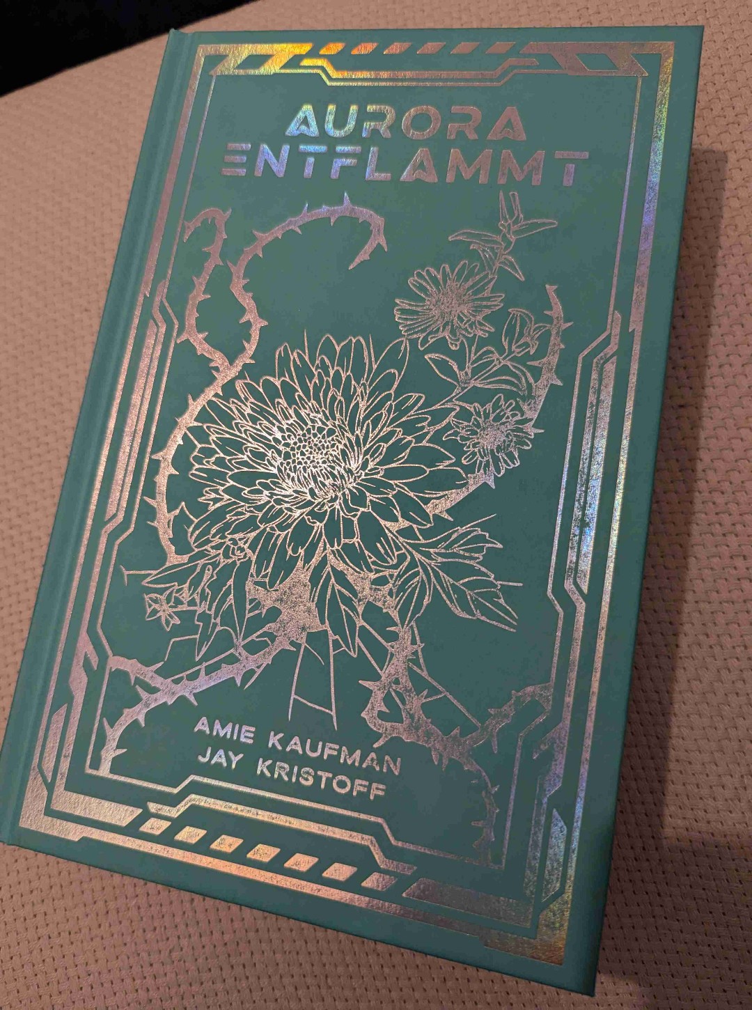 Es ist einfach genial. Soo soo gut und auch mindestens genauso gut, sogar ein klein bisschen besser als Band eins und das ist selten. 
Keine Sekunde wollte ich das Buch weg legen. Jede freie Minute würde genutzt und dann sind ganz schnell knapp 500 Seit vorbei. 🤭💖 Und ganz ehrlich..ich glaube ich möchte nicht das es vorbei ist, aber nach diesem Cliffhanger muss man eben doch weiterlesen. 
Ganz große Liebe für diese Reihe und definitiv ein Jahres - Highlight 😍✨