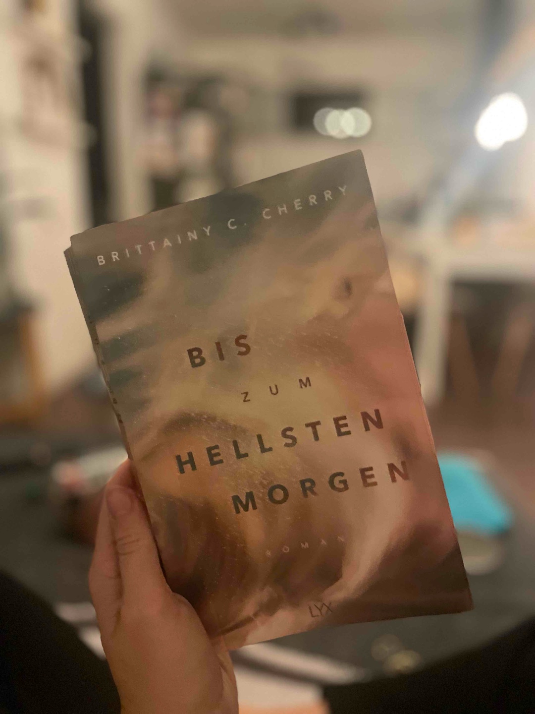 So lange hatte ich das Buch schon auf meinem Stapel. Und himmmmmel 
Ich bin wirklich bekennender Fan der Autorin, aber der letzte Band der Compass Reihe hat mich wirklich umgehauen. Ich musste weinen und laut lachen, konnte wirklich viel fühlen! Der Abschluss und die Zusammenkünfte der Protagonisten aus den anderen Bänden macht es wirklich rundum perfekt! 🧡🧡🧡