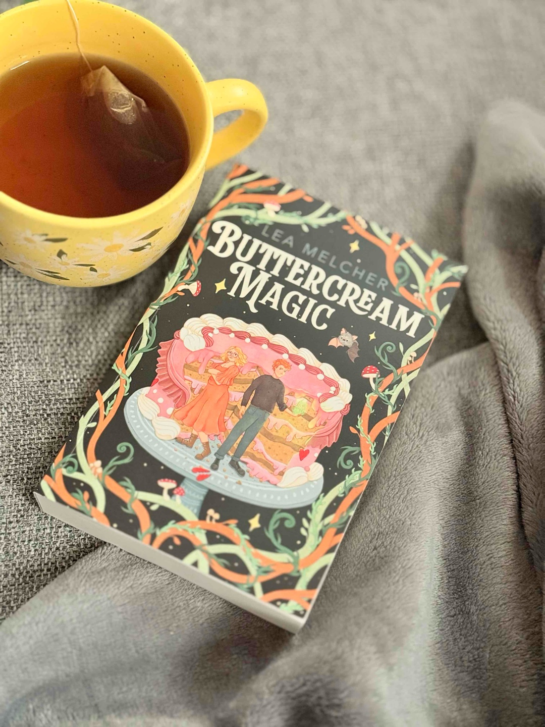 „Buttercream Magic“ bekommt von mir eine
riesengroße Leseempfehlung! Die Fortsetzung hat mir nochmal richtig Spaß gemacht. Zurück nach Snickerford zu kehren und alte sowie neue Bekannte zu treffen, war einfach herrlich. Die Story hat nochmal ordentlich an Spannung zugelegt und Millie, unsere Lieblingshexe, kämpft tapfer mit ihrem Hexenzirkel gegen die dunklen Mächte. Besonders gefallen haben mir die wunderbaren Illustrationen, die der Geschichte zusätzlichen Zauber verliehen haben.