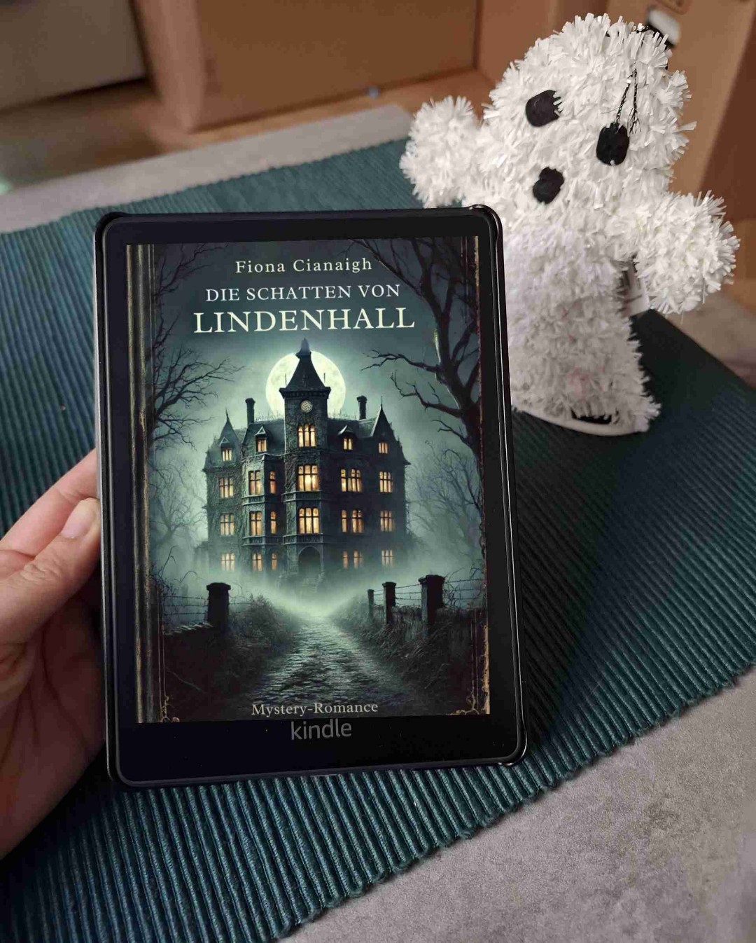 🌟Rezension🌟

Ich habe das Buch "Die Schatten von Lindenhall" von Fiona Cianaigh beendet 🥰
•
Das Cover ist wirklich super gruselig und perfekt für die Atmosphäre des Buches gewählt 👍🏻 Die Story hingegen war zwar gruselig aber es fehlte an Tiefgang. Das Buch hat nur 207 Seiten. Da ist es schwierig, Charakter und Gefühl mit hineinzubringen. Für mich waren die Charaktere einfach nur oberflächlich und ich wurde mit der Story allgemein nicht warm. Man ist wirklich sehr schnell im Geschehen aber auch dies wirkt dann relativ schnell langweilig. Hätte das Buch mehr Seiten gehabt und wäre dann einfach mehr Tiefe drin, wäre es sicherlich besser gewesen. So hat es für mich nicht mehr als 2,5 ⭐️⭐️ bekommen. 