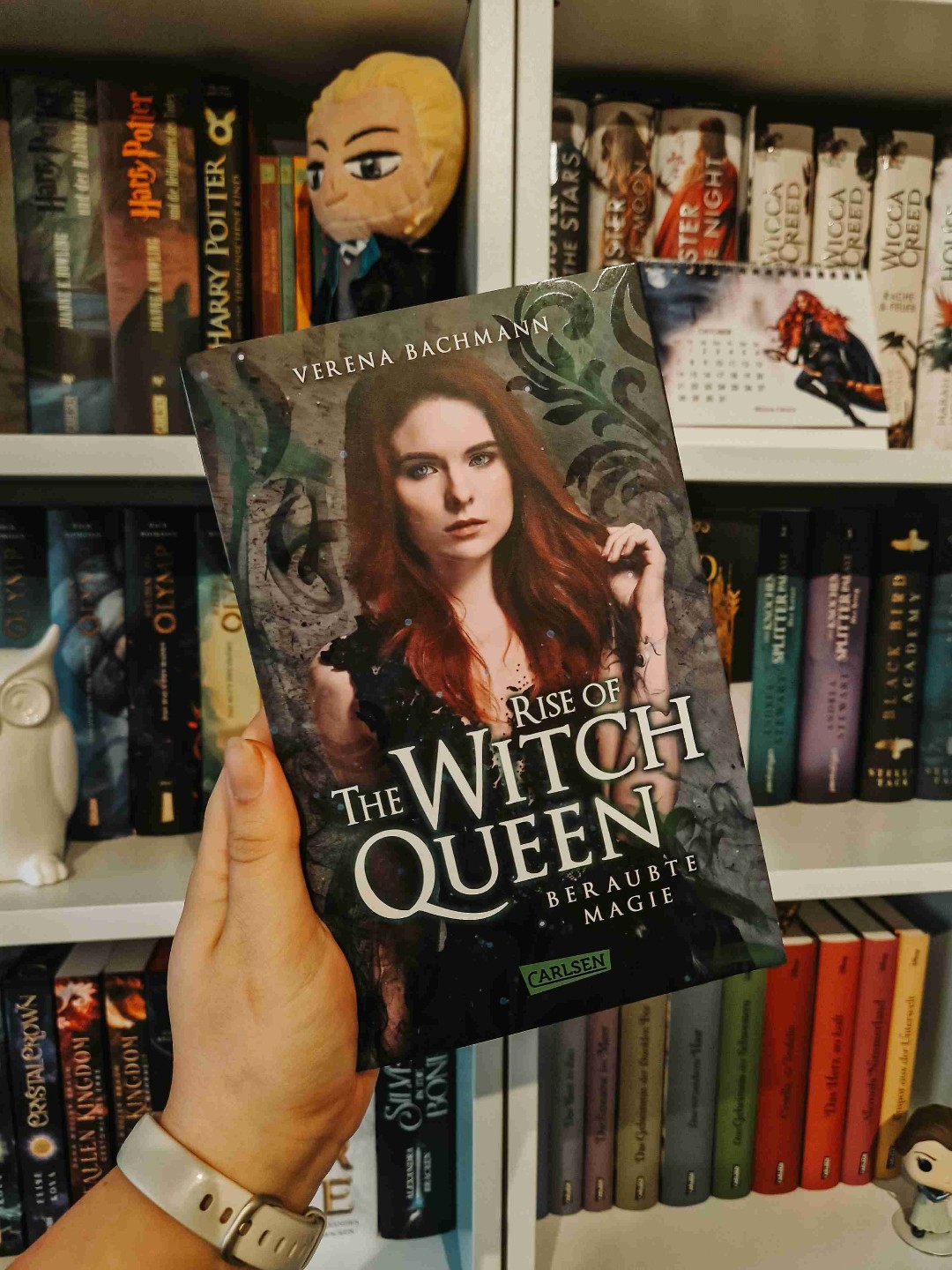 🧙🏻‍♀️🐲 | "Ich schwöre, wenn du schon wieder vorhast, mich für diesen Todesfall verantwortlich zu machen und mir mit dem Scheiterhaufen zu drohen, verwandle ich dich in einen Hamster."