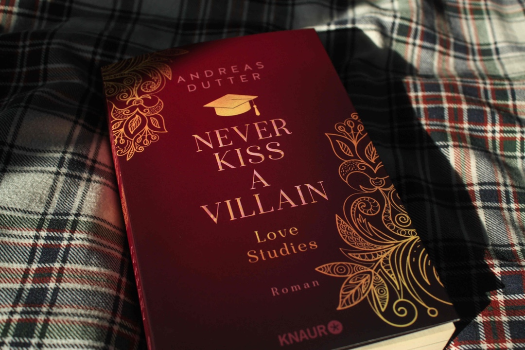 🏳️‍🌈 ʀᴇᴢᴇɴꜱɪᴏɴ - 'Never Kiss a Villain' von Andreas Dutter 📖