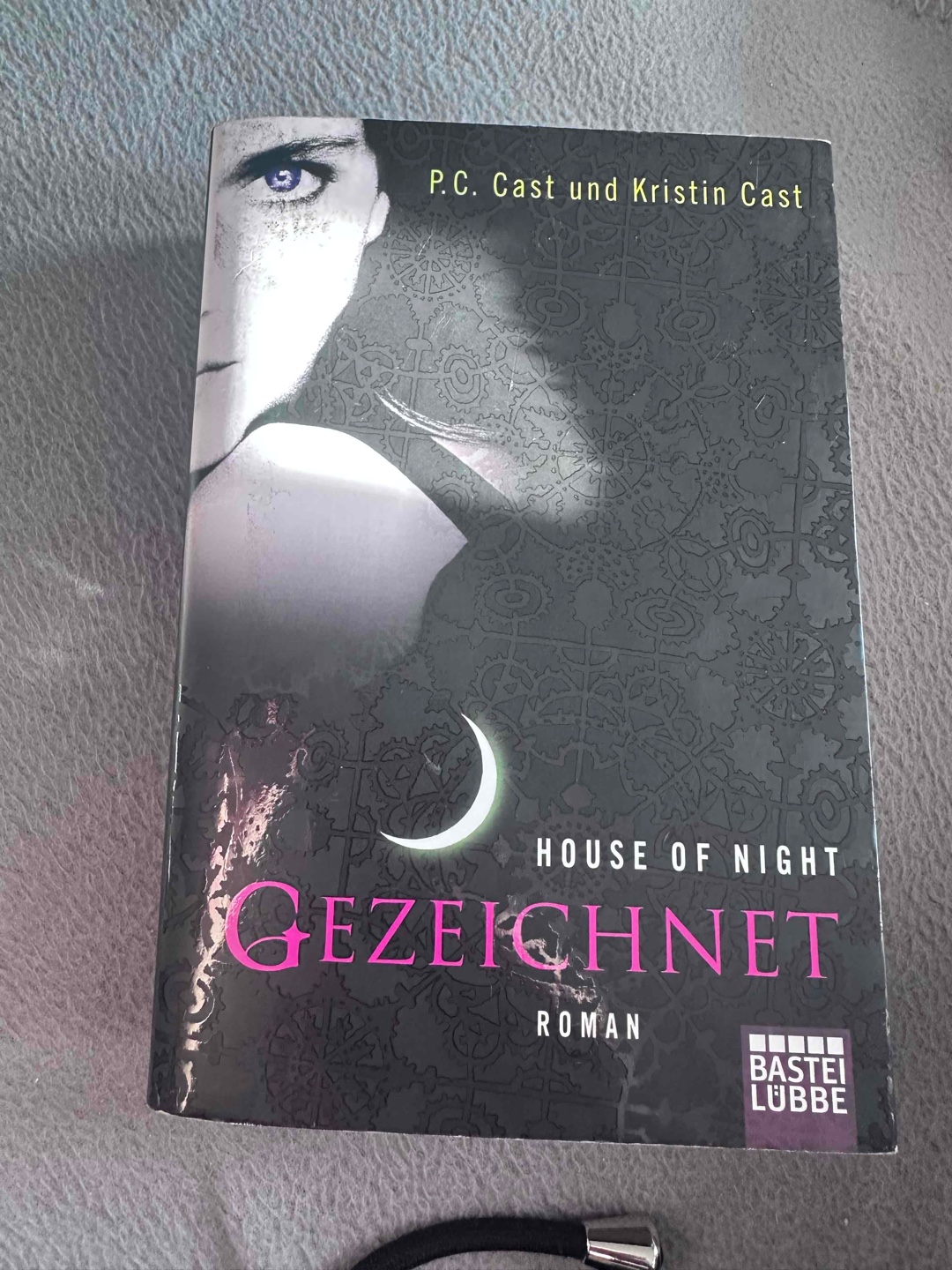 Ich habe die Bücher vor -2 Jahren das erste mal gelesen und ich wollte es nochmal tun. 😂
Zoey ist ein außergewöhnlicher Jungvampier und kann mit ihren Freunden alles schaffen.