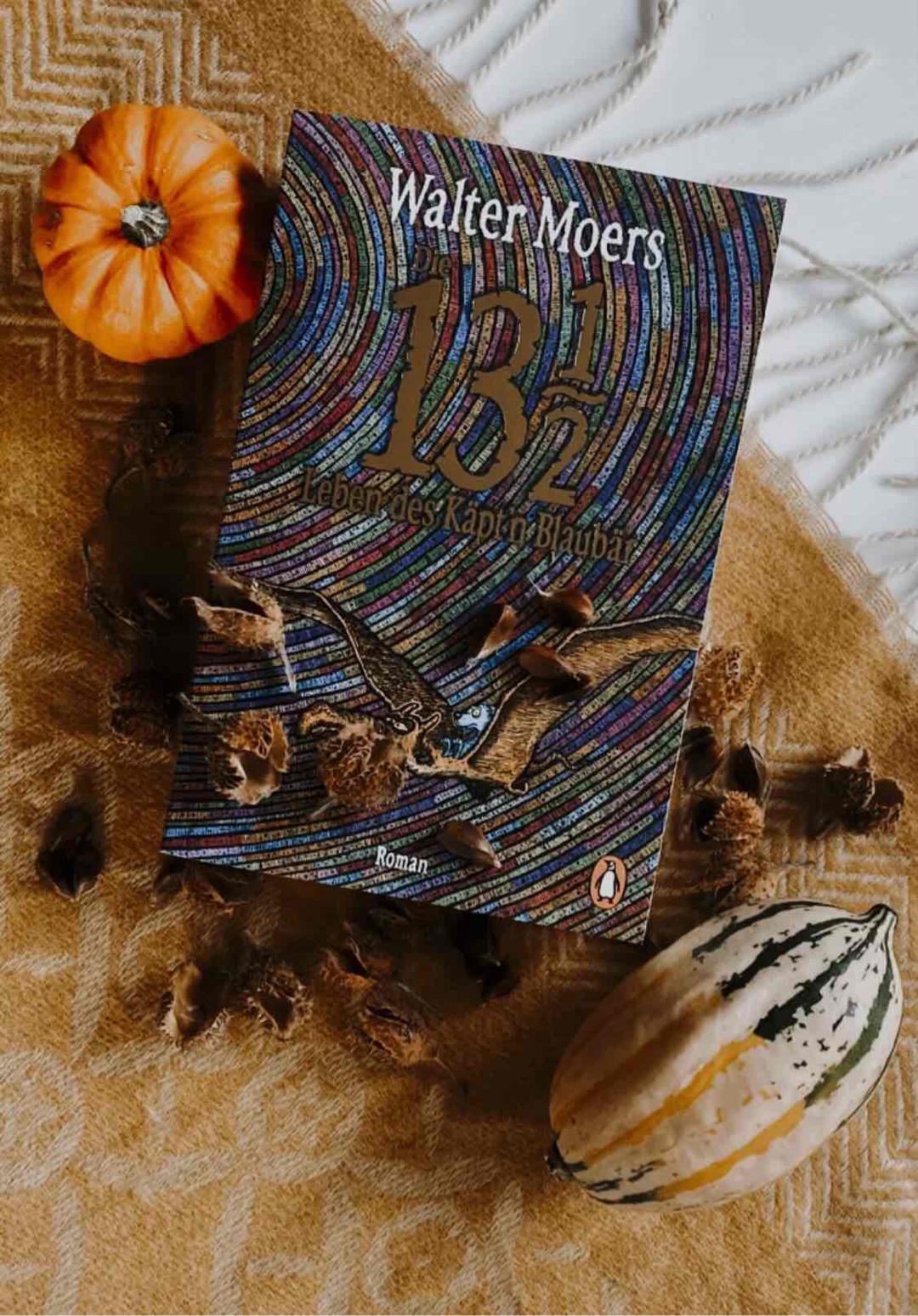 Was für eine Fantasie 🥰
Fantastische Welt! Irre niedlich erzählt und wie wundervoll sind diese Illustrationen?
Ich hab es sehr gemocht, auch wenn es zwischendurch mal ein paar kleinere Längen gab. Ich kannte Käpt‘n Blaubär aus der Kindheit, aber nicht seine Geschichte. Toll!