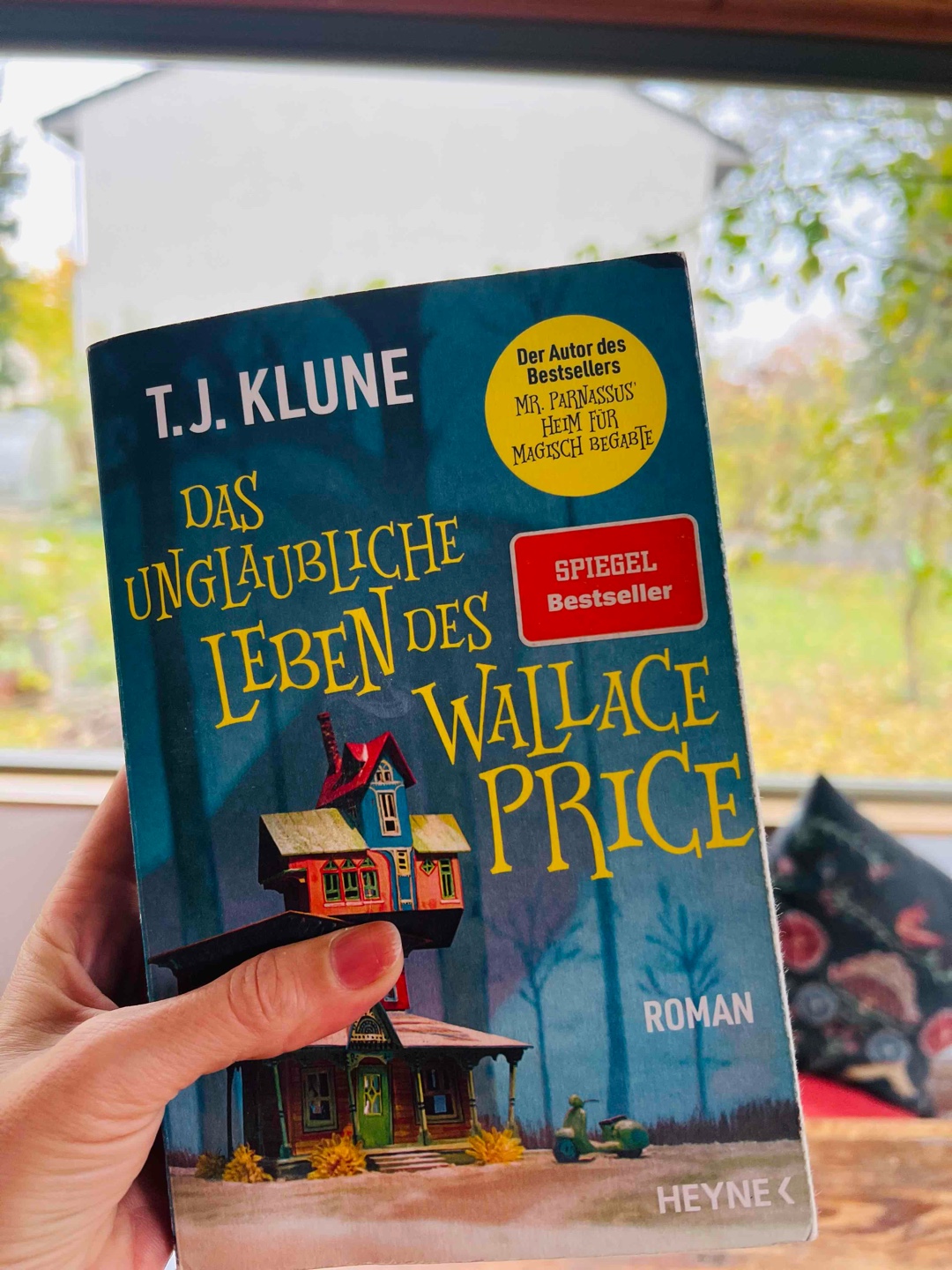 Eine nette Geschichte mit vielen tollen Ideen zum Thema Tod und was danach kommt.  Leider habe ich mich etwas durchgekämpft und immer wieder den Anschluss verloren. Was sicher auch am parallelen lesen anderer Bücher lag. 
Wer auf der Suche nach einer entspannten Ablenkung ist, wird hier sicher fündig.