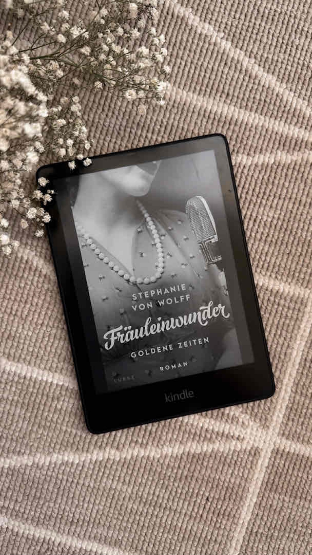 Ein Roman, der uns daran erinnern sollte, wie selbstbestimmt wir Frauen heute schon leben können. Teilweise war mir die Story zu vorhersehbar. Aber das Buch war sehr kurzweilig und sehr gut zu lesen.