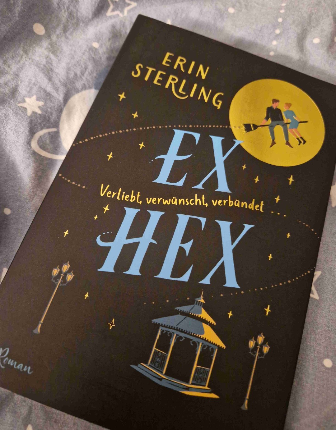 Eine süße Hexen Geschichte mit Magie, Liebe und ein Hauch von spicy.
Besonders zum Oktober ist die Geschichte perfekt denn die Hauptwendung läuft Halloween 🎃 zu.