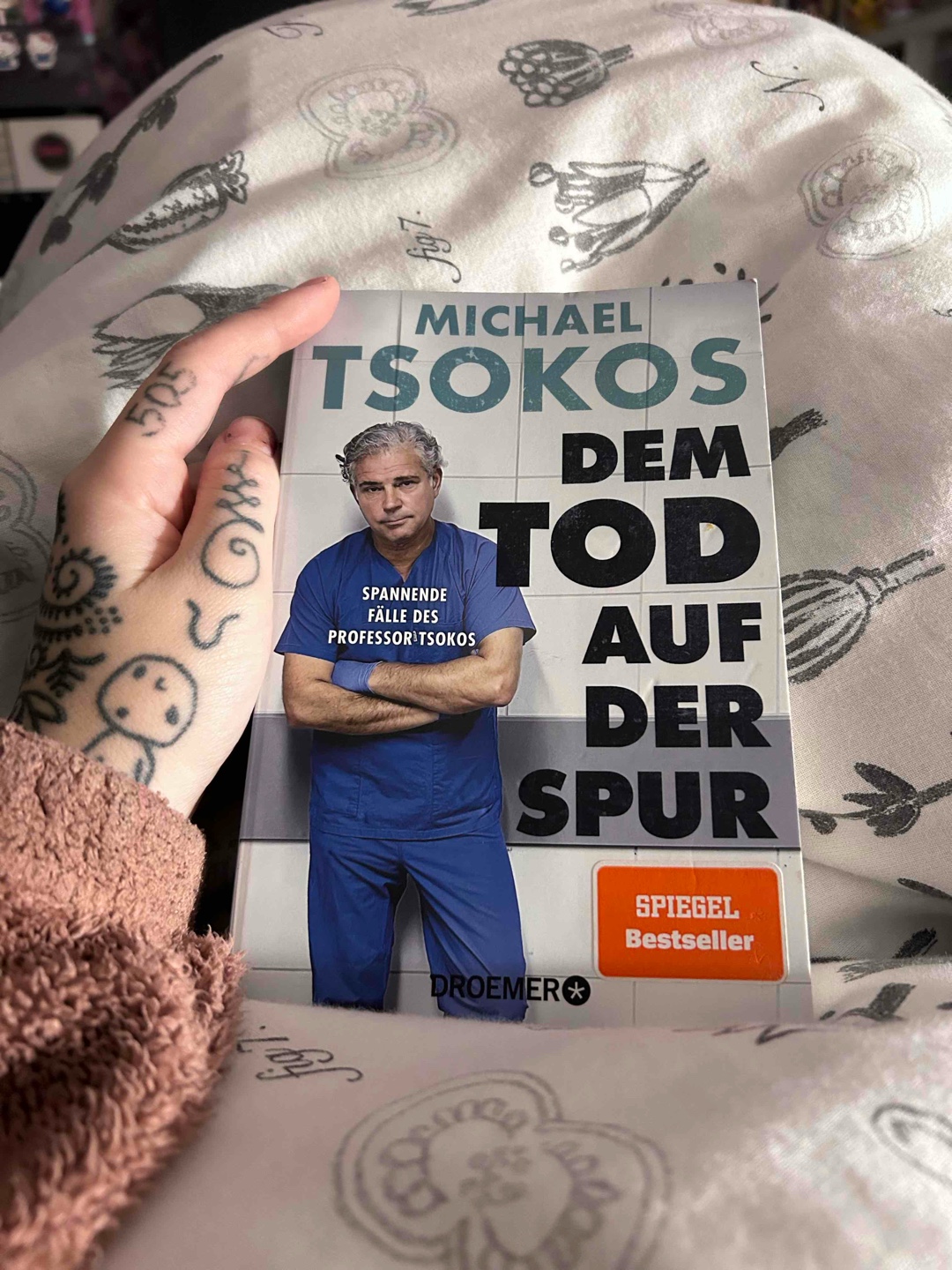 Ich habe jetzt schon einige Bücher von Dr. Tsokos gelesen und mein Respekt für die Arbeit die er tut wächst stetig. Leider habe ich es mir mit diesem Buch nicht so leicht getan. Ich glaube mein „Problem“ war, dass es eher wie ein Sachbuch aufgebaut ist und der Lesefluss für mich daher sehr schwierig war und ich ab und zu etwas abgeschweift bin.
Die 13 Fälle die er vorstellt sind sehr spannend, interessant und auch graphisch dargestellt. Darüber sollte man sich im Klaren sein, wenn man dieses Buch liest.