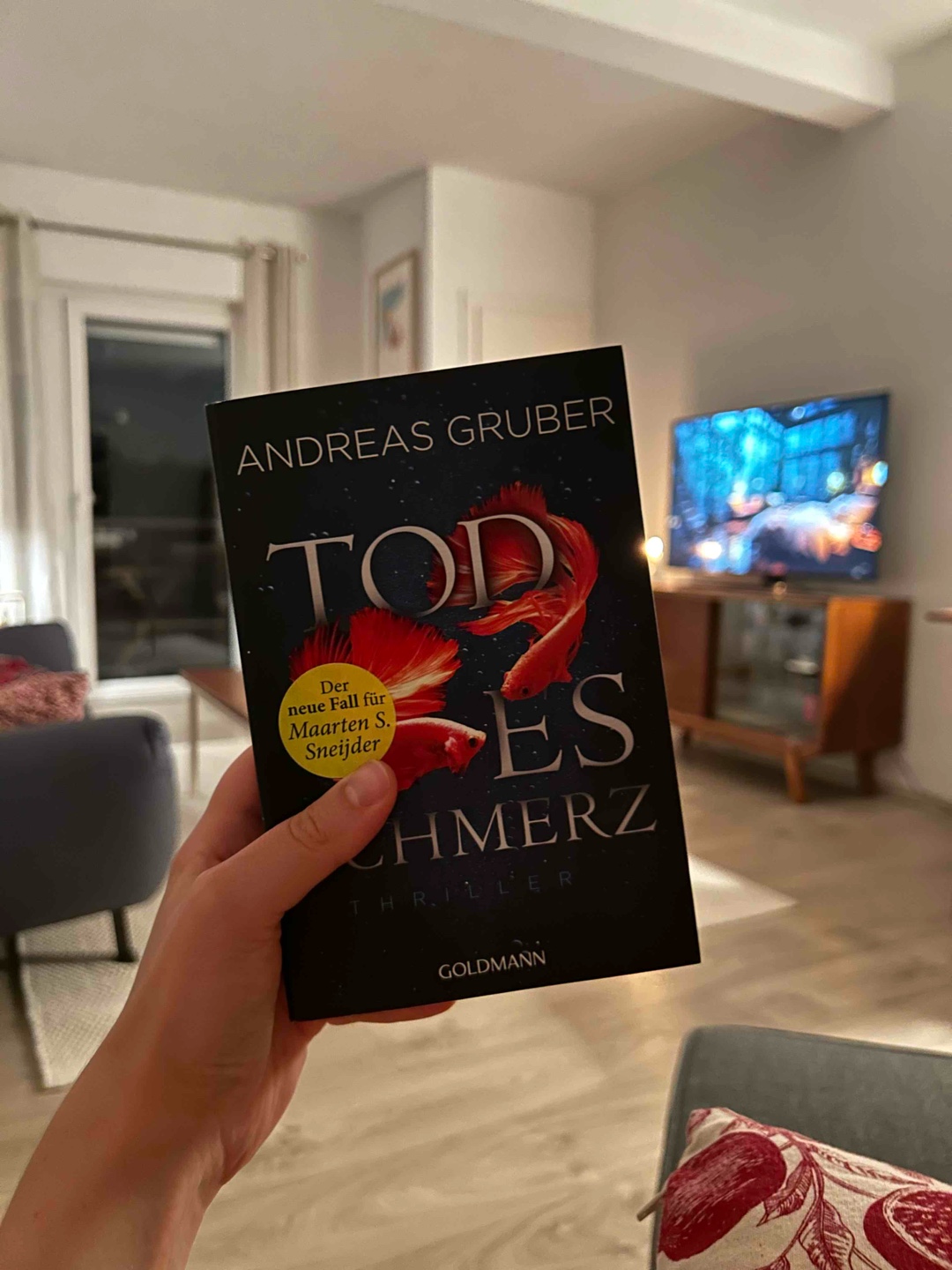 Was war das denn schon wieder? In dem Buch passiert so unglaublich viel, es ist ein einziges auf und ab der Gefühle und die Geschichte rast nur so an einem vorbei. Das Ende lässt mich absolut erschüttert zurück. Andreas Gruber hat mal wieder abgeliefert. 