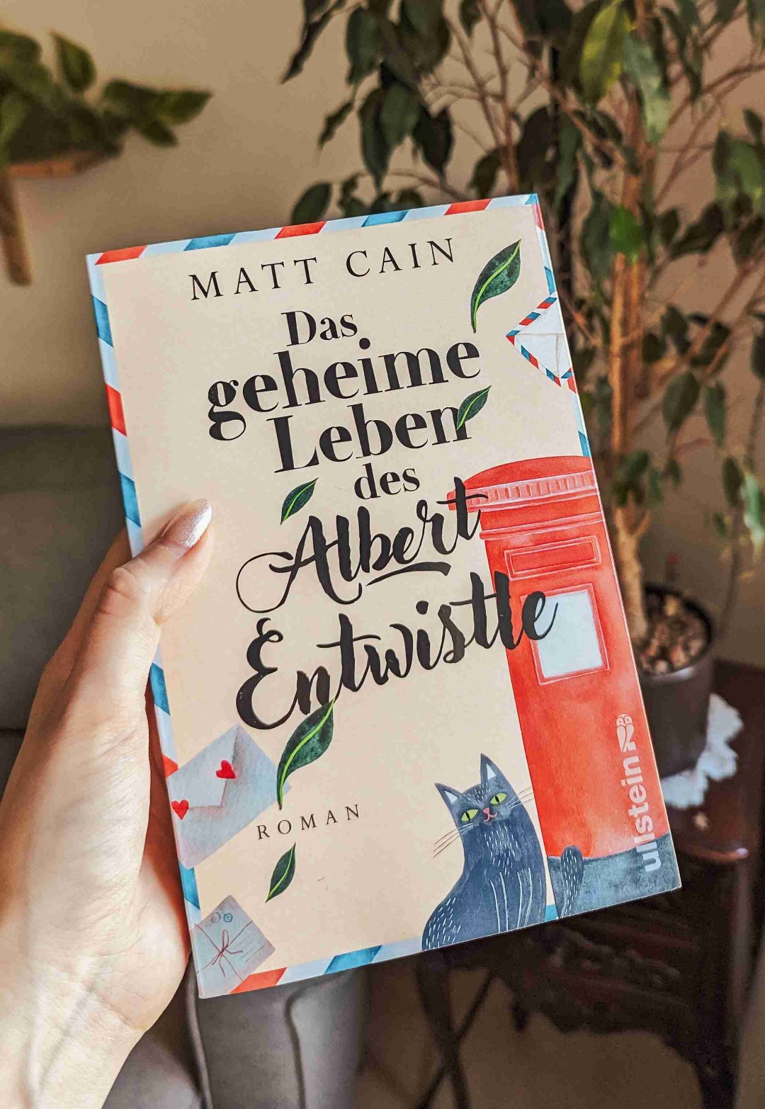Süße Idee, schöne Repräsentation aber leider langatmig und stellenweise klischeehaft. Mit diesem Buch habe ich mich zeitweise richtig schwer getan, es nicht abzubrechen. Ansich mochte ich die Idee, allerdings hat mir die Umsetzung nicht so gut gefallen. Schade. 🫶