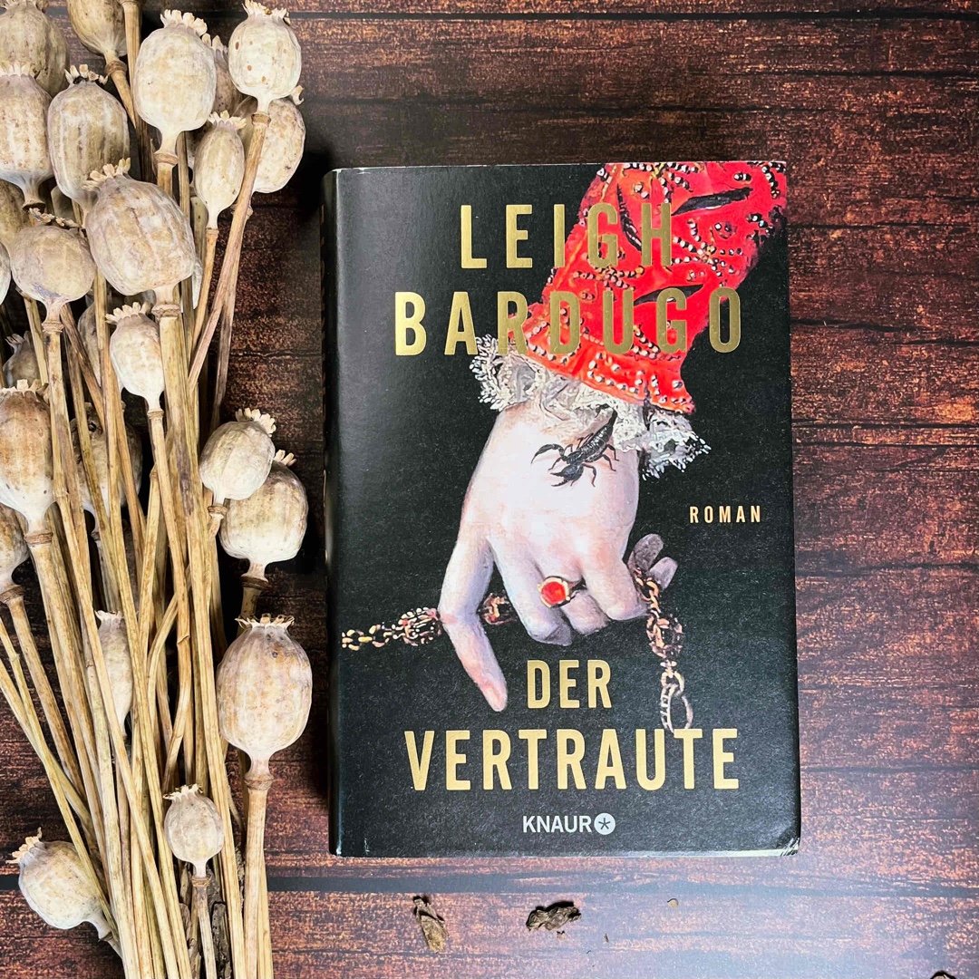 magisch, düster, voller unterschwelliger Spannung
«Der Vertraute» entführt uns nach Spanien in die Zeit der Inquisition. Gekonnt verbindet Leigh Bardugo das historische Setting mit einer magisch-düsteren Atmosphäre und facettenreichen Charaktere. Ich brauchte zwar etwas Geduld, um in die Geschichte hineinzufinden, doch dann entfaltete sich diese ganz nach Bardugo-Manier.