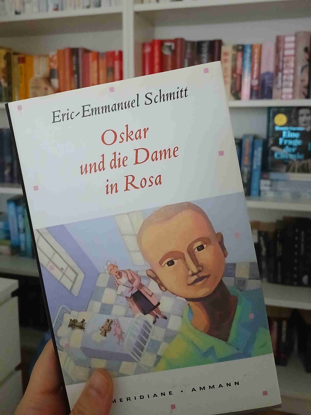 Was für ein kleiner/großer Schatz ist dieses Buch!
Viel zu lange stand es ungelesen in meinem Bücherregal.
Ein dünnes Büchlein mit so viel Emotionen und philosophischen Gedanken. Es zaubert einem ein Lächeln ins Gesicht , erwärmt das Herz und ist gleichzeitig so traurig .