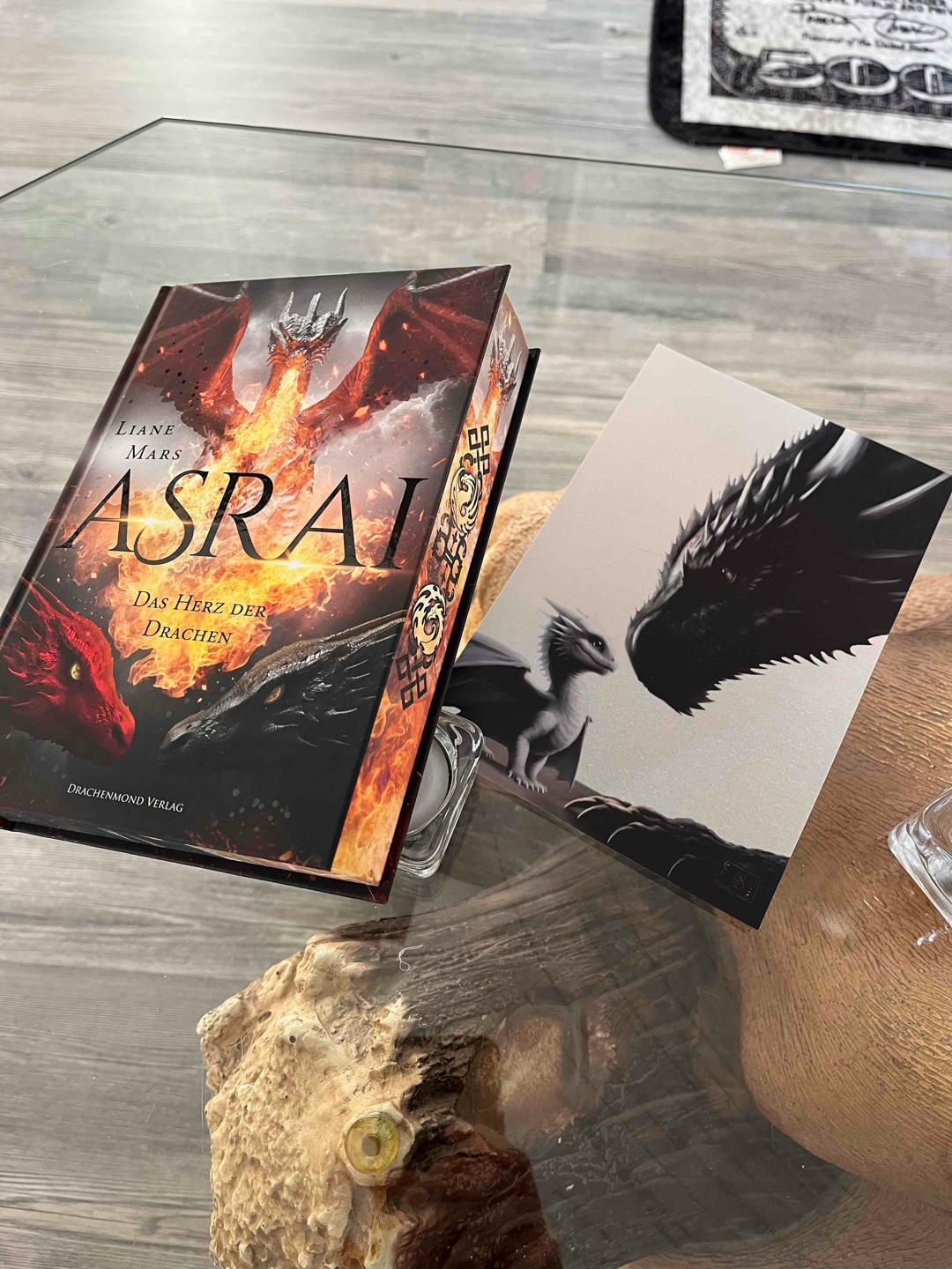 Manila in Bestform❤️ ich liebe diesen Drachen und Ihren Galgenhumor 😏  Vielleicht darf man ja auf einen vierten Teil hoffen. Auf drei Beinen können Drachen nicht stehen🥰