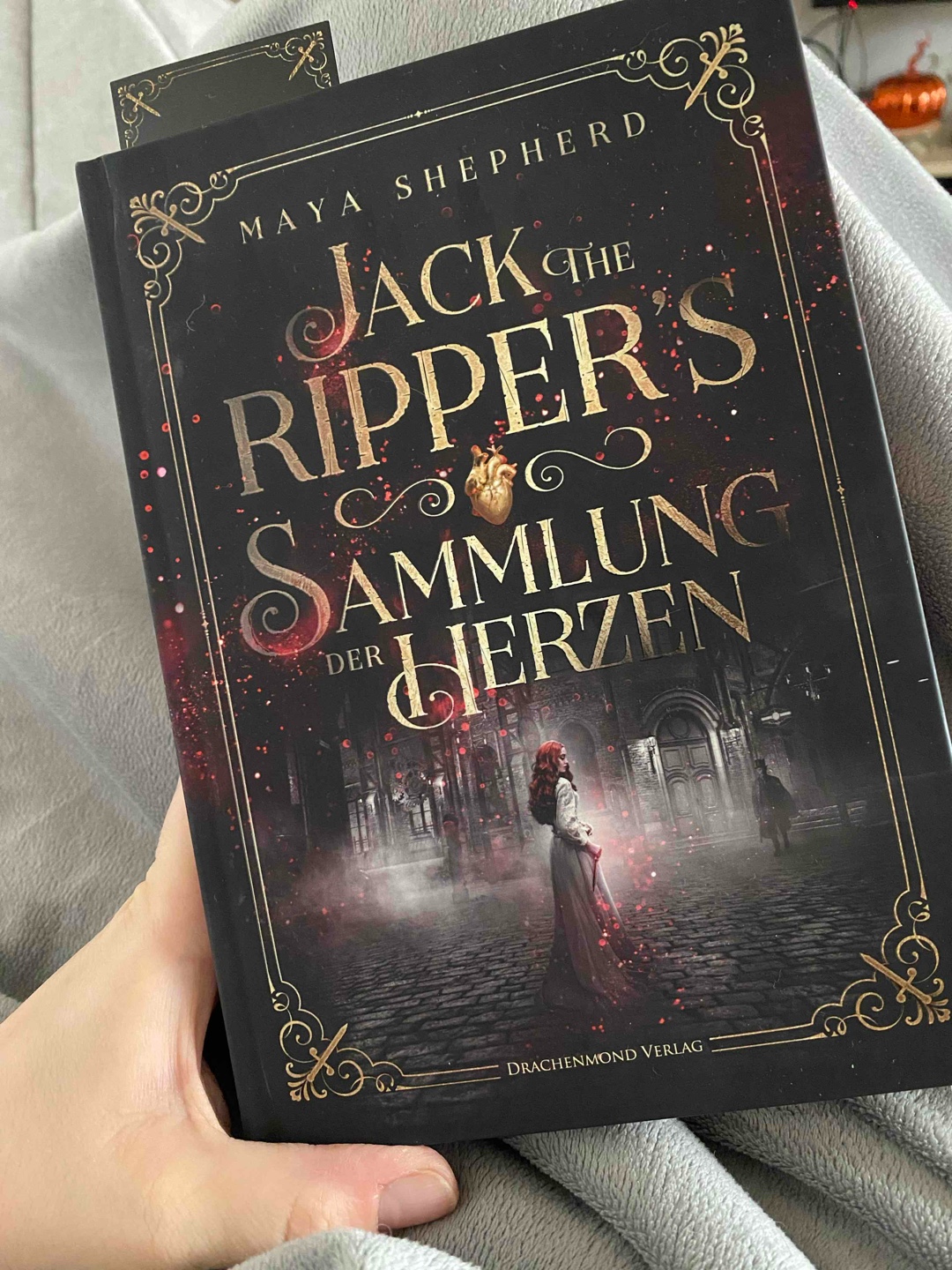 Mein erstes Buch über Jack the Ripper, es hat sich etwas gezogen, auch wenn es nicht viele Seiten hat. Hauptsächlich geht es mehr um die Opfer des Ripper.
Es war gut, aber kein Highlight.