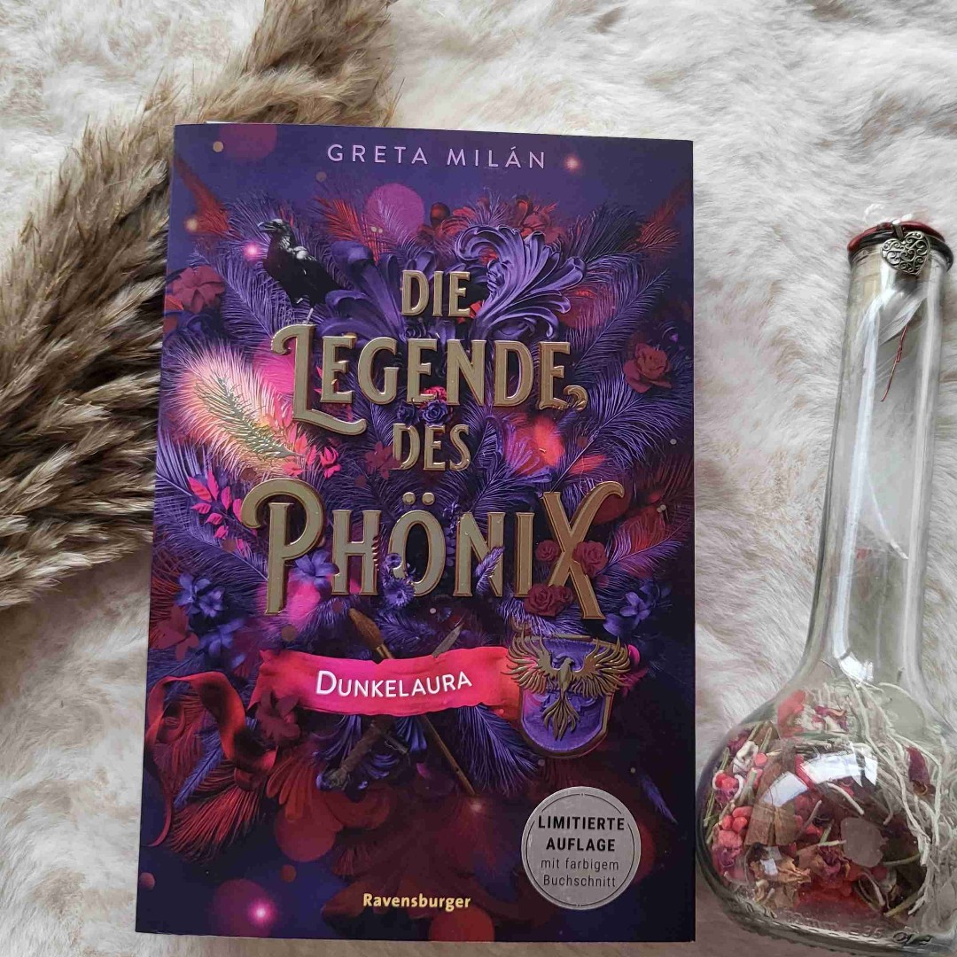 📚✨ 4/5 Sterne

Das Phönix-Setting war mal was ganz Neues und hat mich echt begeistert! 🪶 🔥
Die Urban-Fantasy-Story liest sich leicht und locker , aber ich hätte mir etwas mehr Tiefe bei den Charakteren gewünscht.
Aber die Lovestory zwischen Eden und Kane hat mich definitiv mitgezogen . 
Band 2 ist schon fest eingeplant! 📖🖤