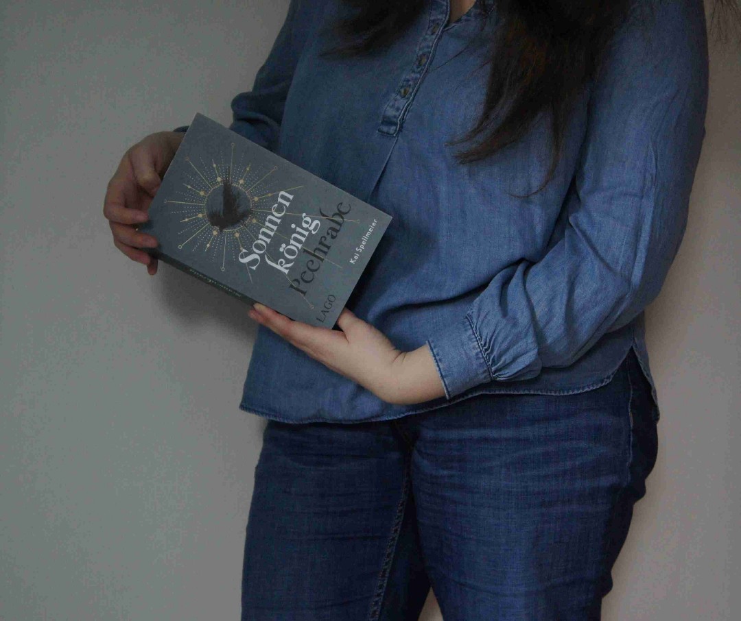 "Liebe ist ein gegenseitiges Versprechen. Man gibt sein Herz für ein anderes, auf dass man dieses hüte wie den kostbarsten aller Diamanten. [...] Die schönsten Dinge im Leben sind vergänglich. Umso größer die Pflicht, sie auszukosten. [...] Wer liebt, macht Fehler, und noch dazu solche, die wir uns nicht leisten können. [...] Welches Gewissen blieb schon rein in einer Welt, die aus Schlamm geschaffen war?"