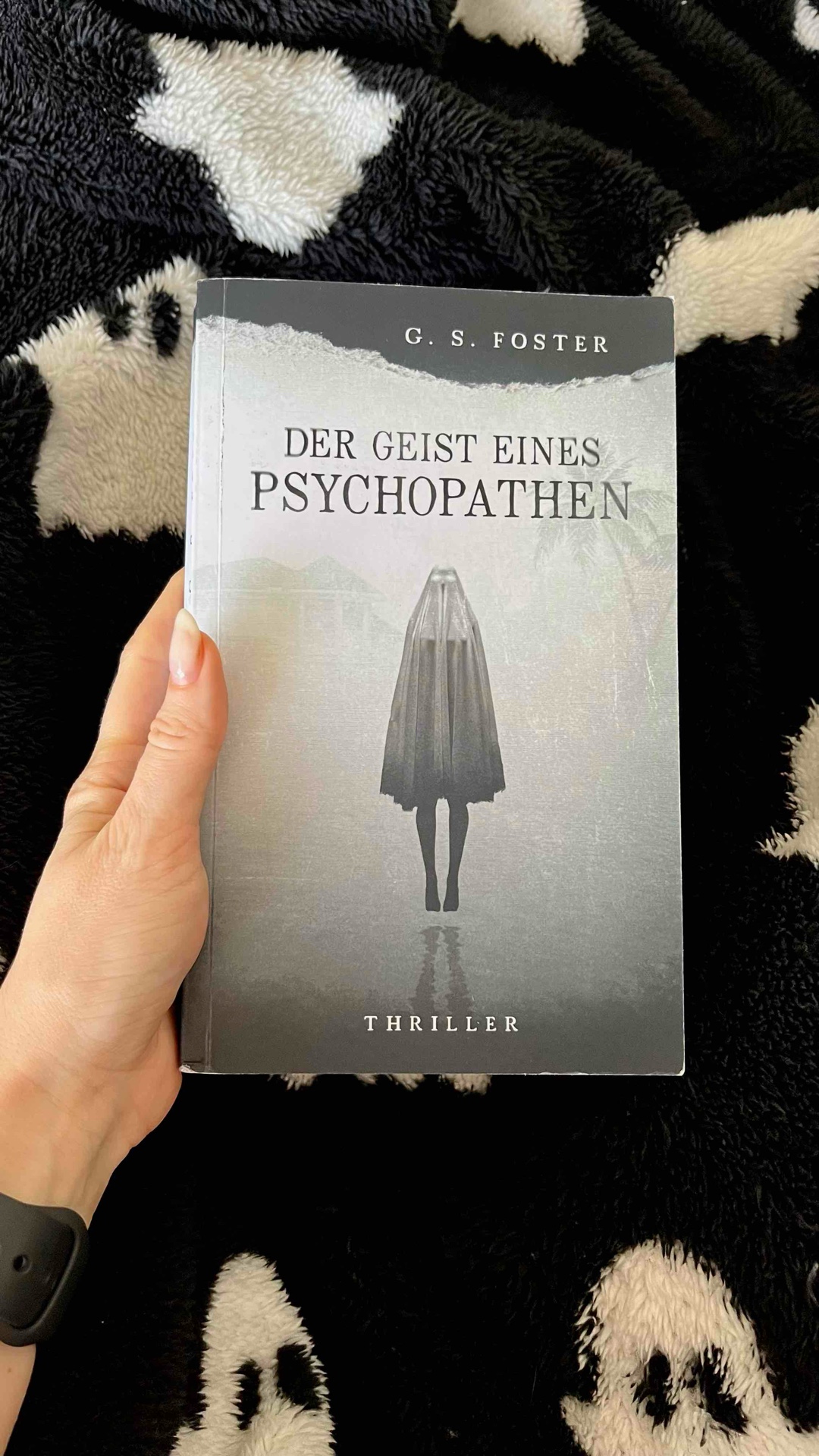 »Sie sind ein verdammter Psychopath.«
»Jaja. Und Sie sind der Geist eines Psychopathen.« 👻🏠🏝️📜🖋️🩸