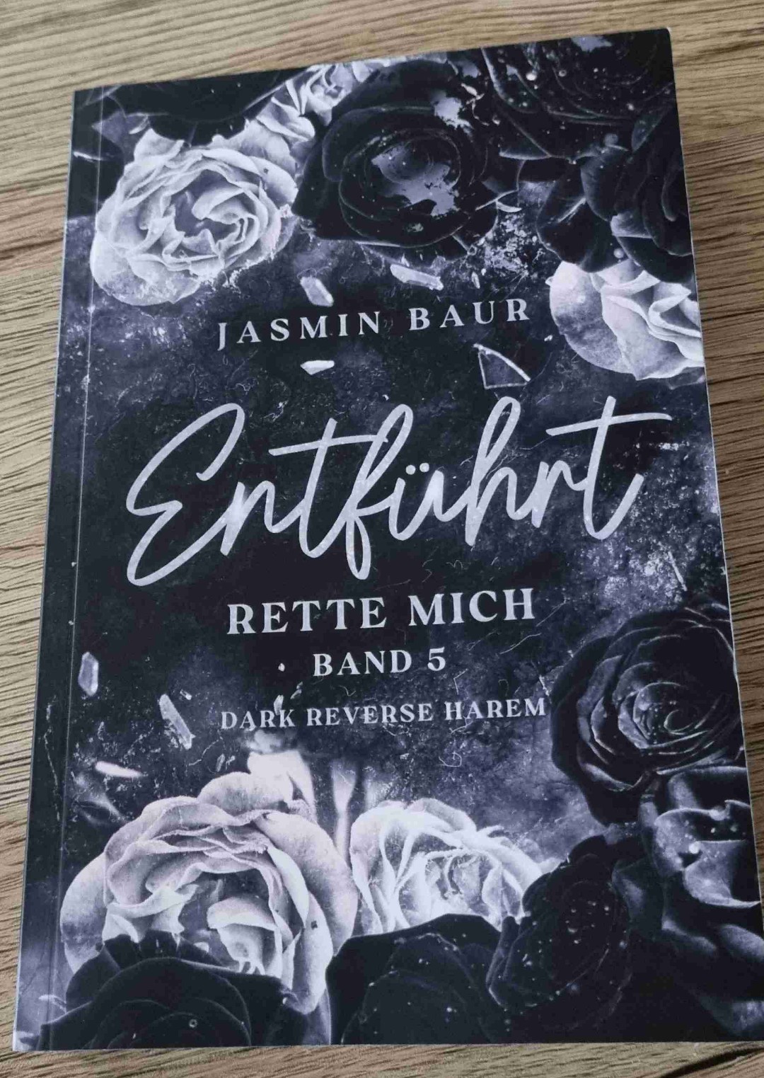 😭💔🖤
Lest selbst... Ich kann nicht mehr 😭
Das letzte Kapitel lässt auch mich zerstört zurück.
Im Allgemeinen gab es wieder heftige Szenen. Die Entwicklung mancher Charaktere ist erstaunlich.
Dann gibt es Rosaria ❤️
Was Milan und Iven betrifft leide ich glaube ich auch an Stockholm 🙈😅
Leandro, Santos und Leon... Abscheulich einfach
Ich muss Band 6 mit dem alternativen Ende lesen, ich kann das so nicht stehen lassen.