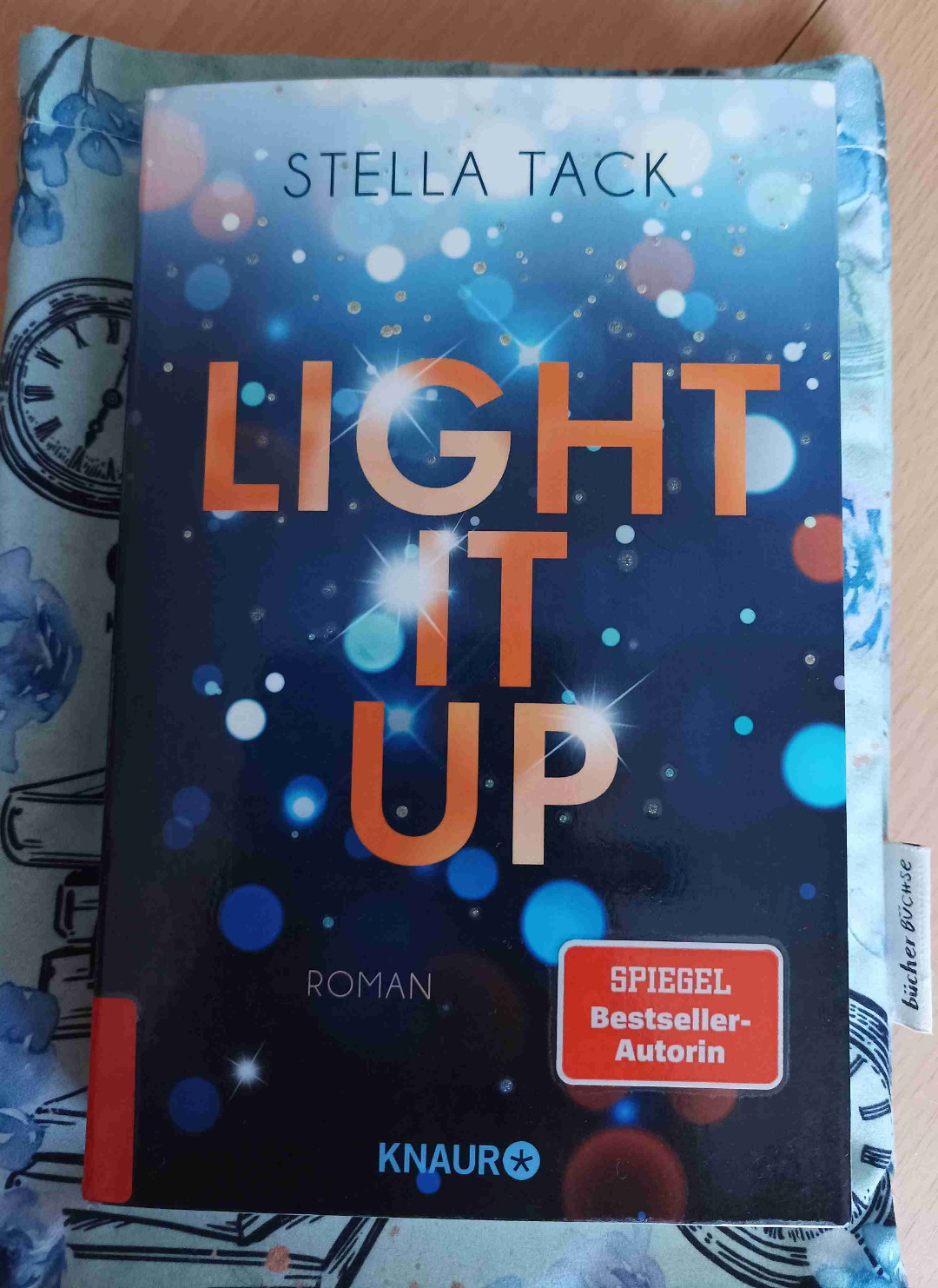 Der zweite Band hat mir auch sehr gut gefallen. Stella kann sehr gut schreiben finde ich. Habe auch schon Love it up hier, den fange ich aber noch nicht an. Ich empfehle diese Trilogie auf jeden Fall weiter!