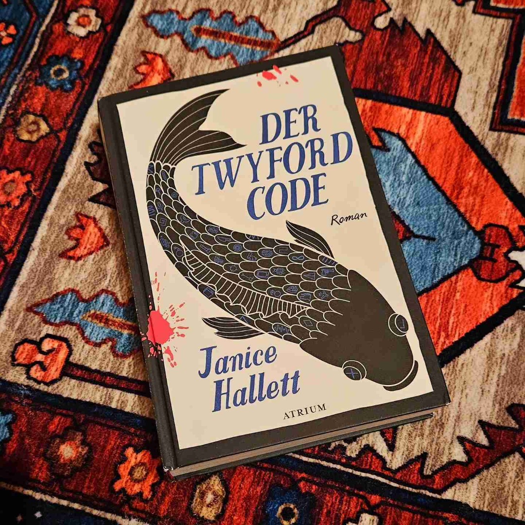 Mit dem »Twyford-Code« von Janice Hallett habe ich soeben ein weiteres Jahreshight beendet. Die Geschichte ist interessant, spannend und unglaublich clever – aber das versteht man erst, wenn man das Buch komplett gelesen hat.
Durch die ungewöhnliche Erzählform bestehend aus Transkripten von Audioaufnahmen, Gesprächen und Telefonaten war es für mich kein Buch, in dem ich eben noch ein paar Seiten vor dem Einschlafen lesen konnte. Hier muss das Gehirn wach und aufmerksam sein, sonst entgeht einem das ein oder andere.
Die Auflösung ist wirklich überraschend und sorgt für einen extrem hohen Wiederlesewert, was ich so bei kaum einem anderen Buch erlebt habe.