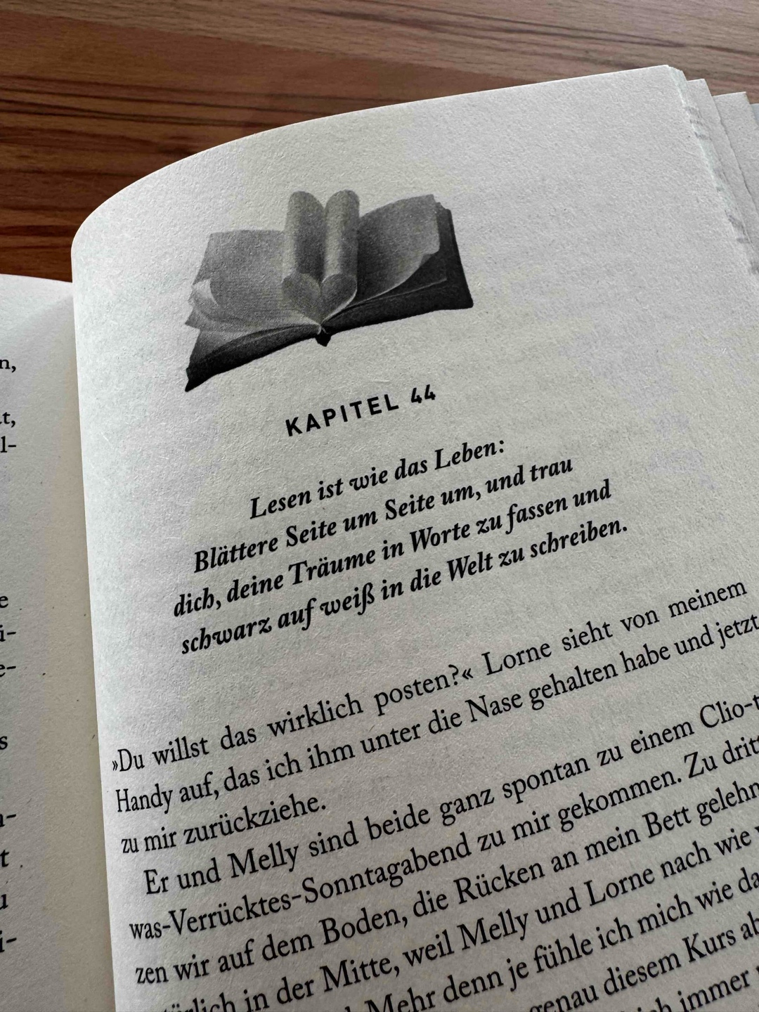 Irgendwie fühle ich es leider nicht. Die Idee an sich, dass sich eine Lektorin durch das Lektorat in einen unter Pseudonym schreibenden Autor verliebt, der unerkannt bleiben möchte, ist süß, aber die Umsetzung weiß ich jetzt nicht.