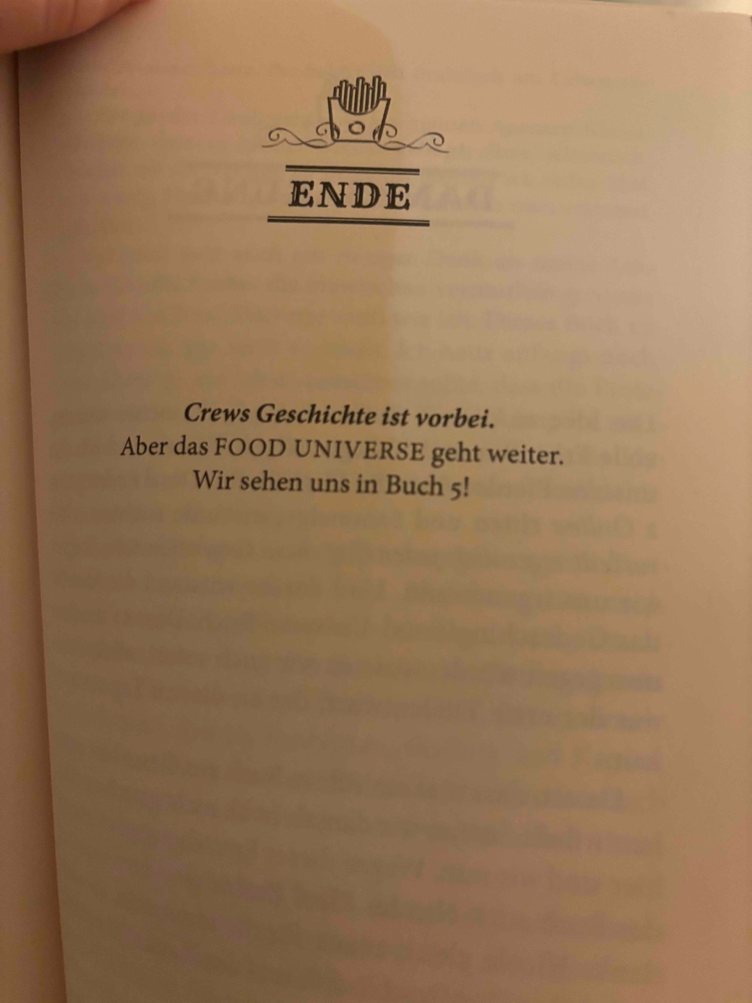 Ich dachte, es sei das letzte Buch und war begeistert zu lesen, dass es einen fünften Band gibt! Das sagt wohl schon einiges darüber, wie es mir gefallen hat. 
Ich kann mich allen 5-Sterne-Bewertungen nur anschliessen! Ich liebe einfach, wie Marie aus so einer speziellen, vlt auch etwas weirden, Idee so tolle Geschichten und Charaktere erschaffen hat! Bin begeistert (: