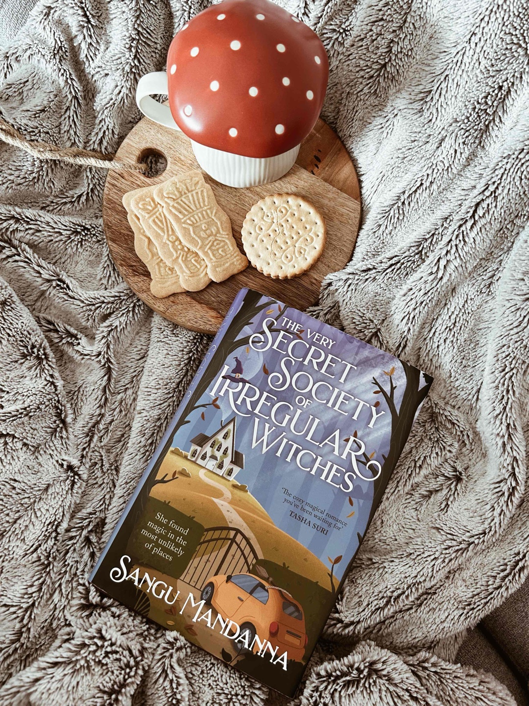 Ein wunderschönes Cozy-Fantasy Buch: über einen geheimen Hexenclub, Familie und die Liebe. Sehr empfehlenswert für die Herbstzeit! 🍁🍂🍁