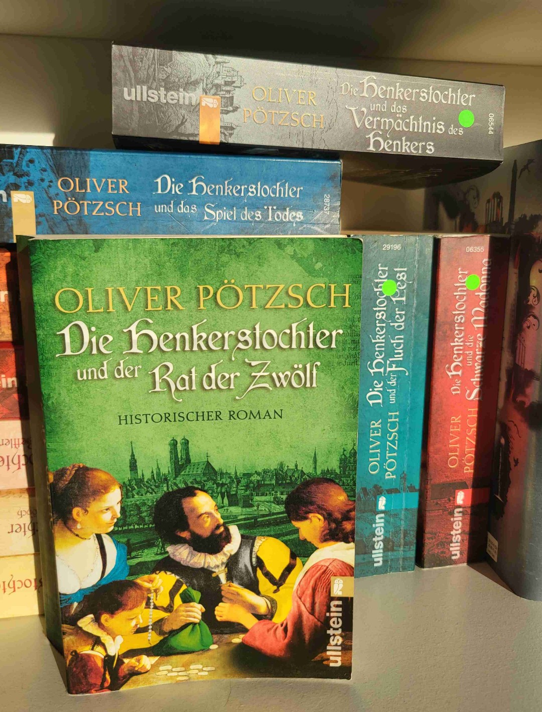 ☠️☠️☠️☠️☠️☠️☠️☠️☠️☠️☠️☠️☠️☠️☠️☠️
Eines der dickeren Bücher der Reihe, aber es lohnt sich jede Seite! Oliver Pötzsch entführt uns in ein historisches München, in dem grausame Morde geschehen. Die Auflösung ist eine gelungene Überraschung und bis dahin liest es sich einfach nur spannend.
☠️☠️☠️☠️☠️☠️☠️☠️☠️☠️☠️☠️☠️☠️☠️☠️